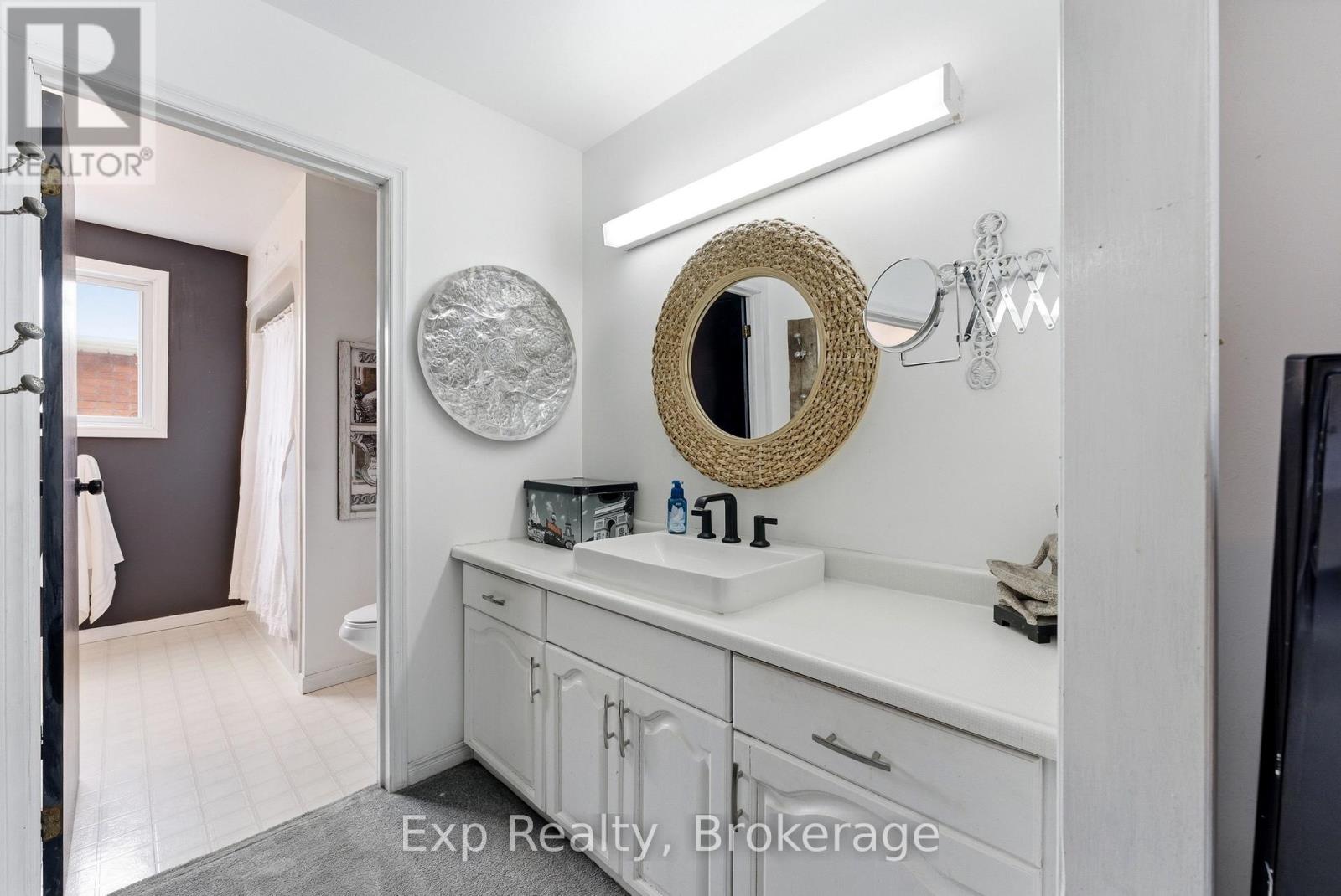 39 SHERWOOD CRESCENT - 28