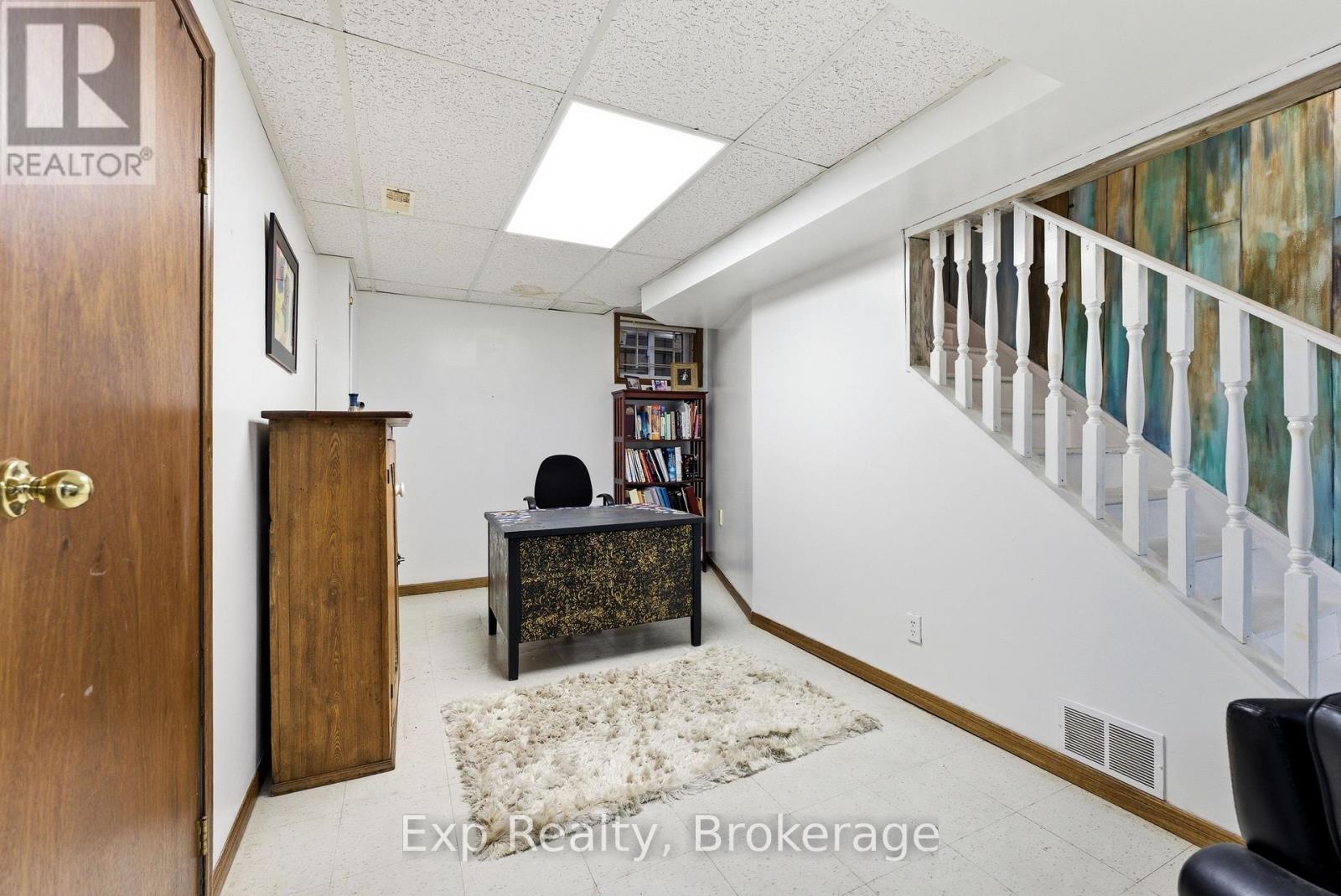 39 SHERWOOD CRESCENT - 36
