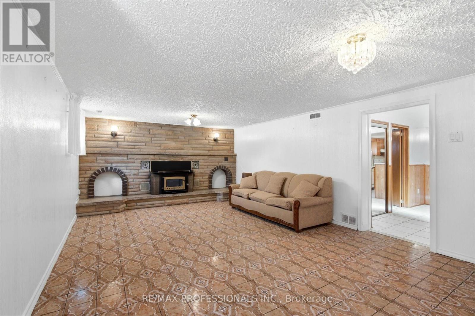 54 CULNAN AVENUE - 25