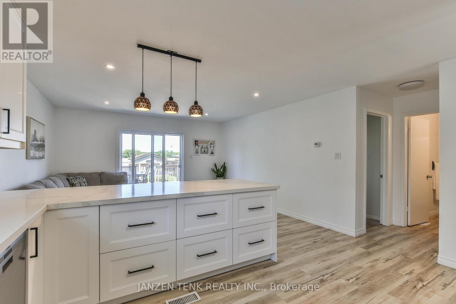 4-bedroom home for sale at 22 BECKETT BOULEVARD, Tillsonburg ON · photo 11 of 38