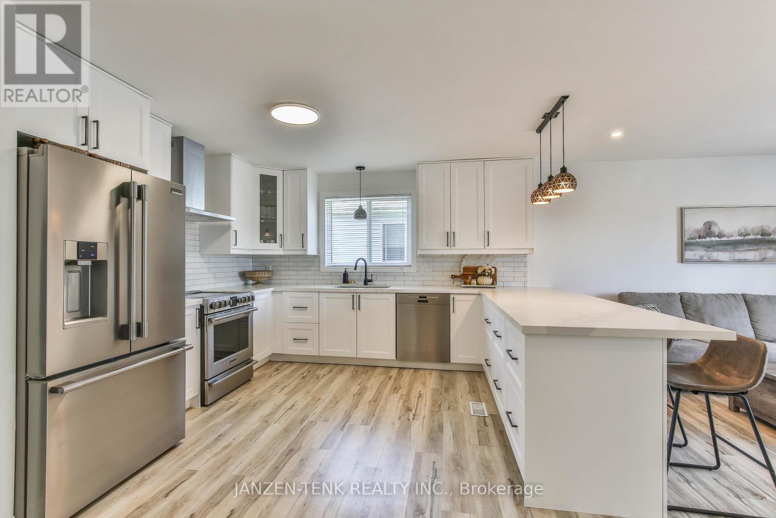 4-bedroom home for sale at 22 BECKETT BOULEVARD, Tillsonburg ON · photo 7 of 38