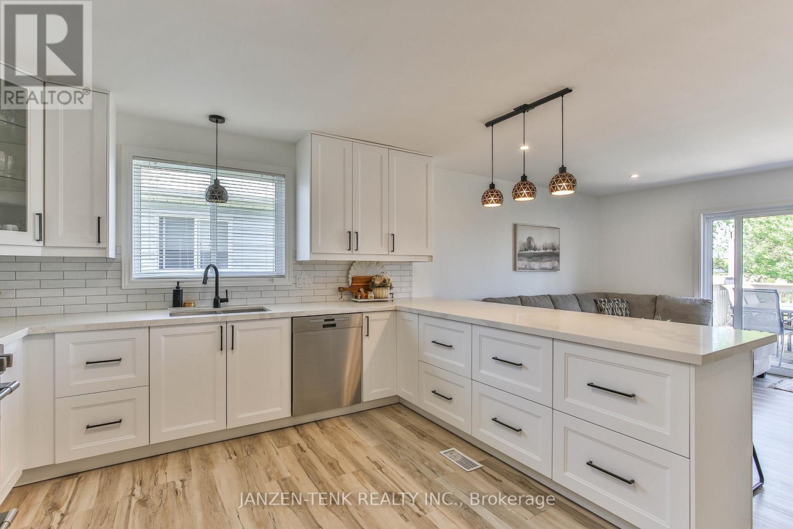 4-bedroom home for sale at 22 BECKETT BOULEVARD, Tillsonburg ON · photo 10 of 38