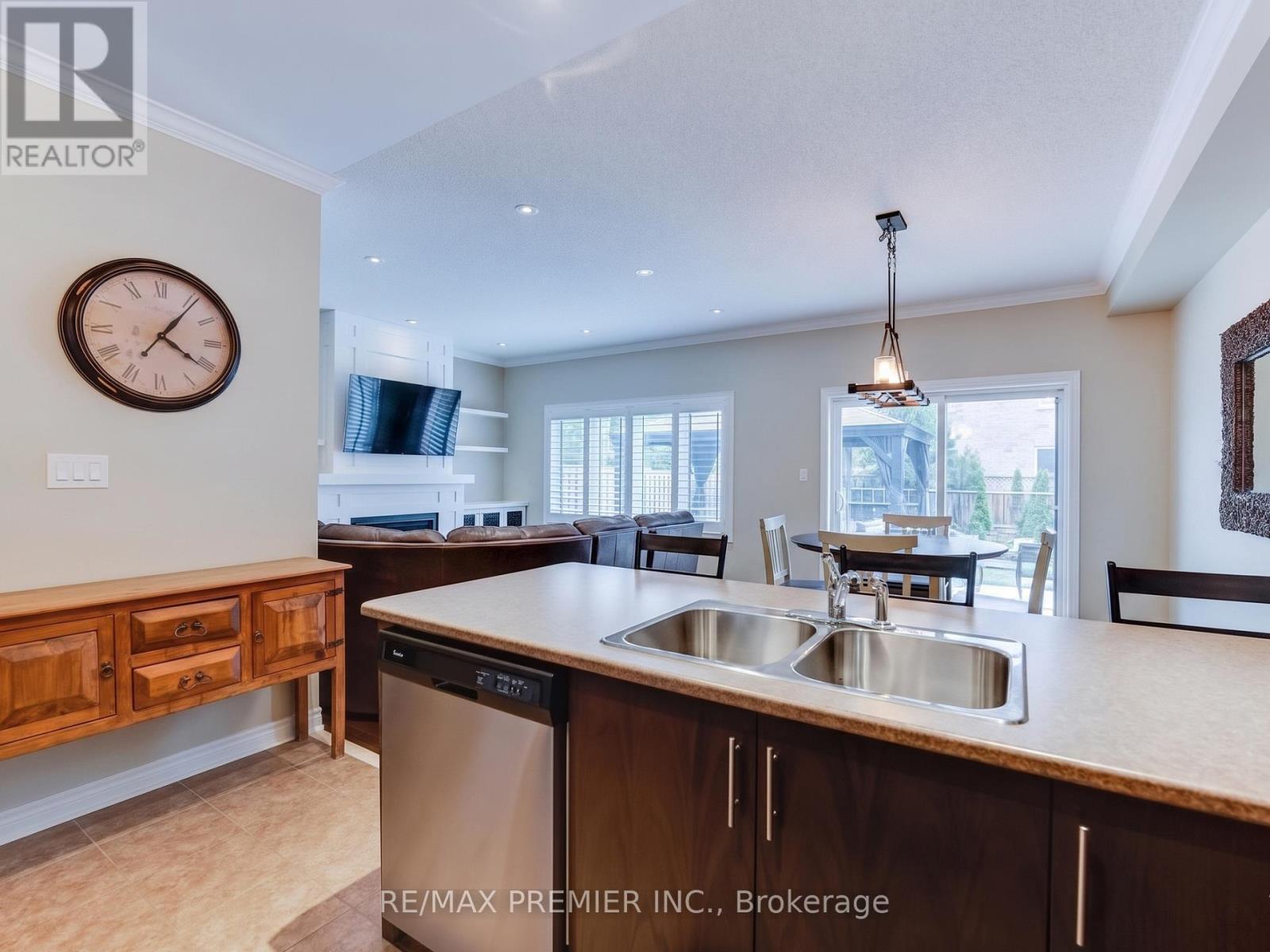12 PEARCEY CRESCENT - 4