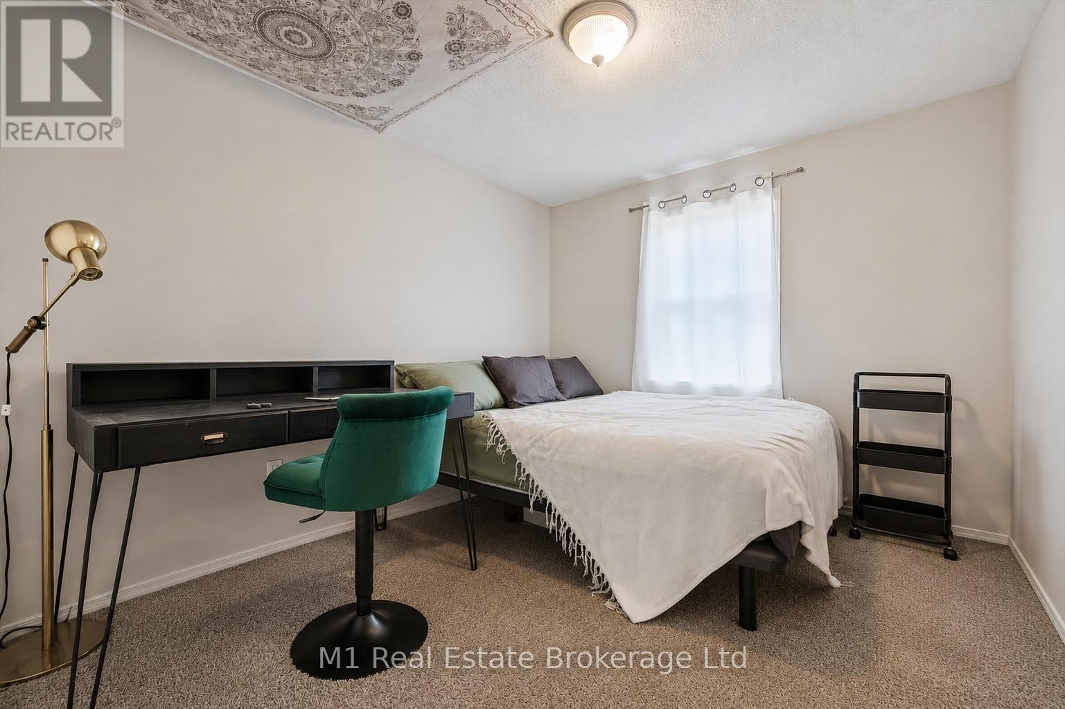 #27 124 GOSLING GARDENS - 27