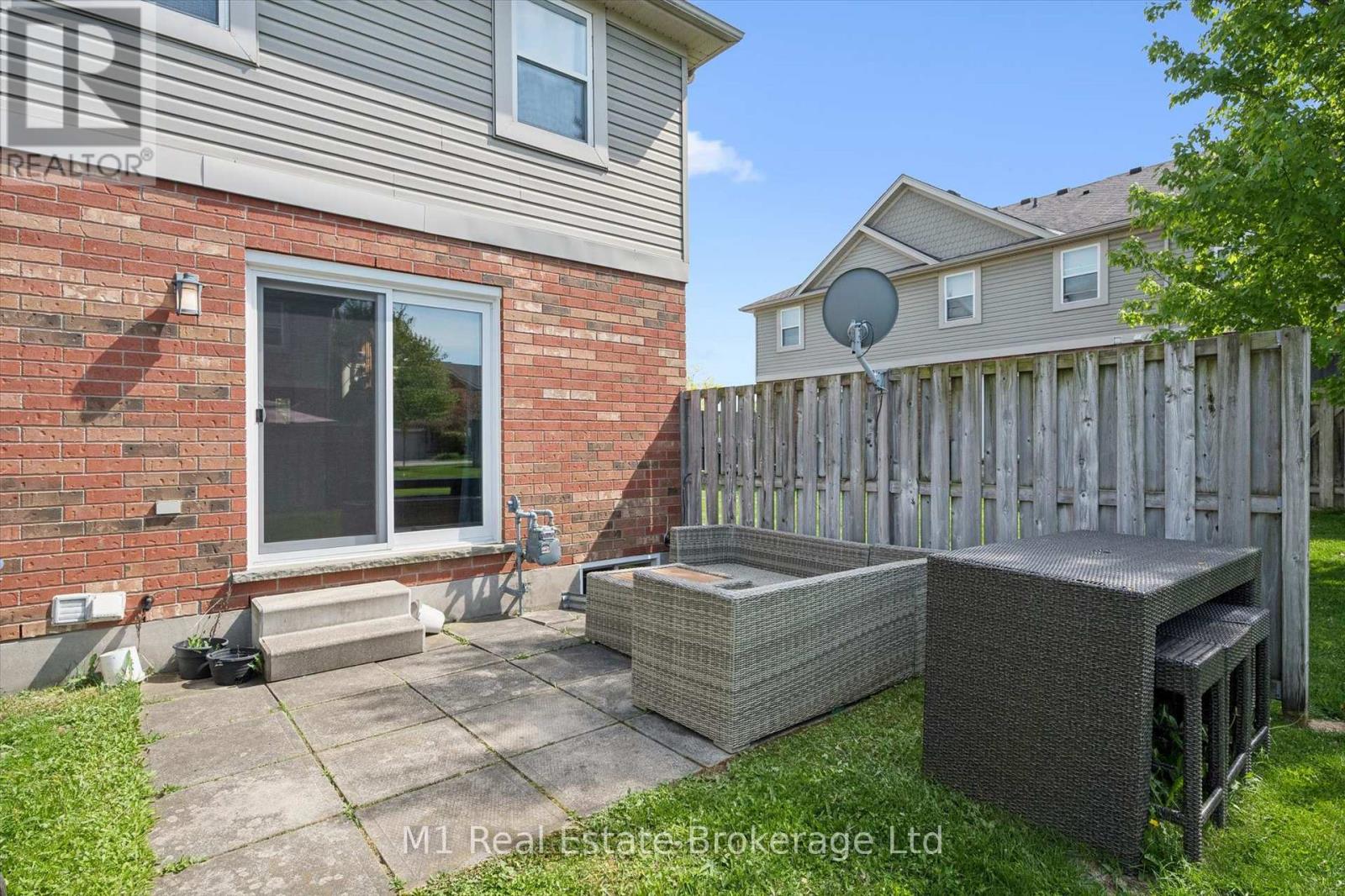 #27 124 GOSLING GARDENS - 36