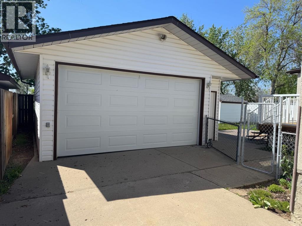 53 Collins Crescent SE - 16