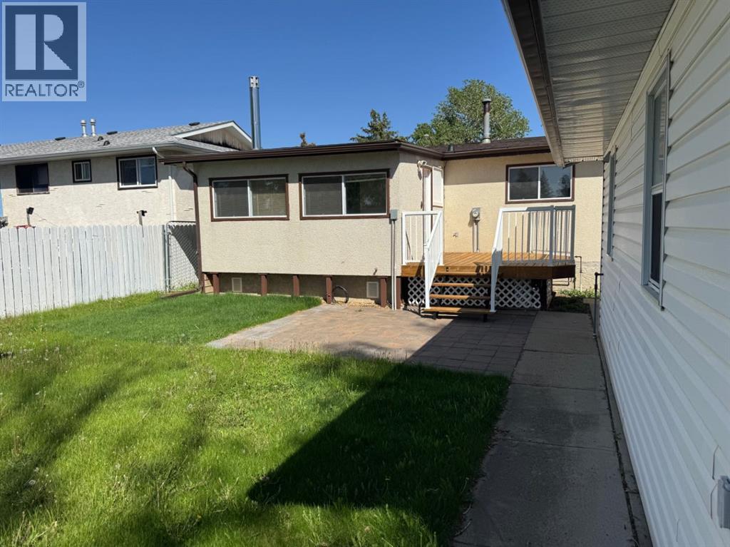 53 Collins Crescent SE - 18