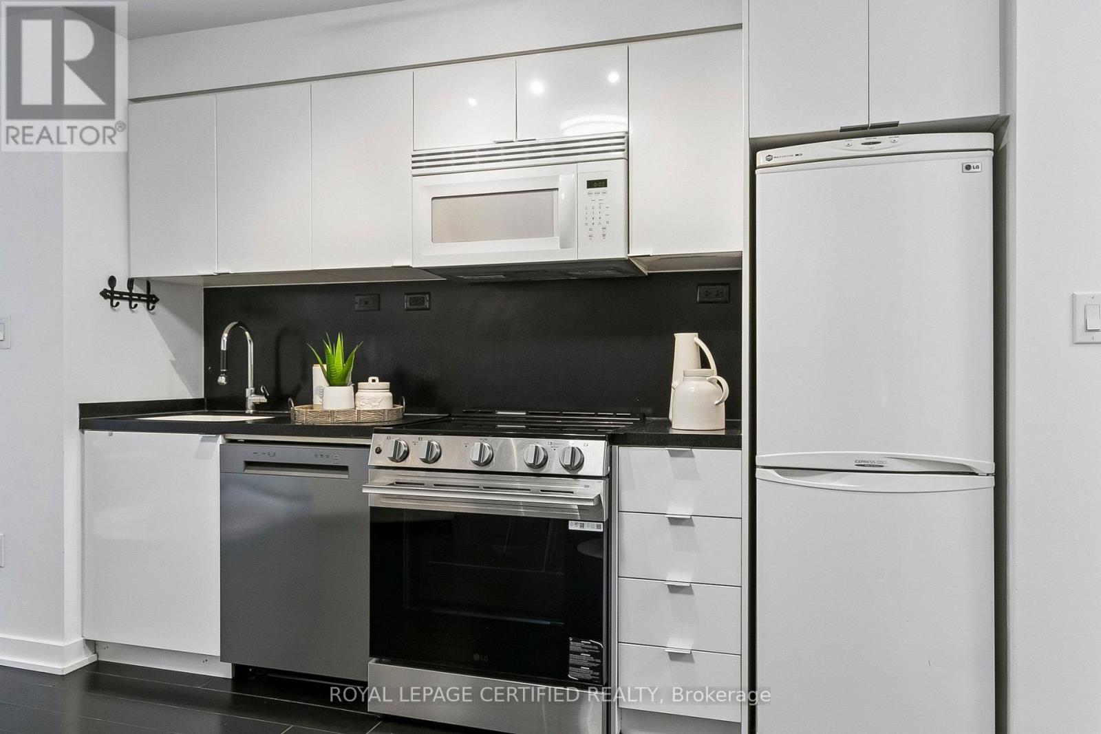 #227 10 CAPREOL COURT - 24