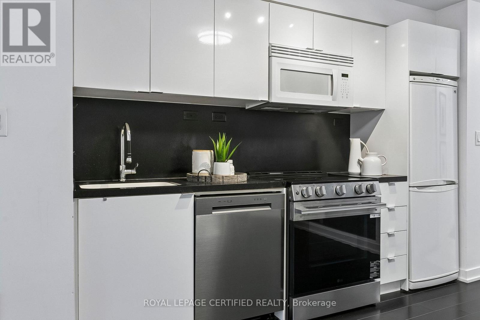 #227 10 CAPREOL COURT - 27