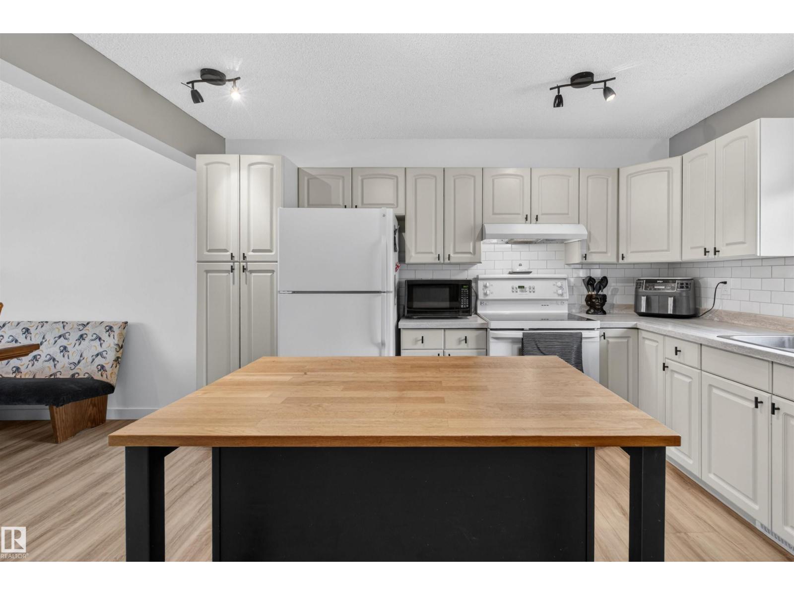 18116 81 AV NW - 5
