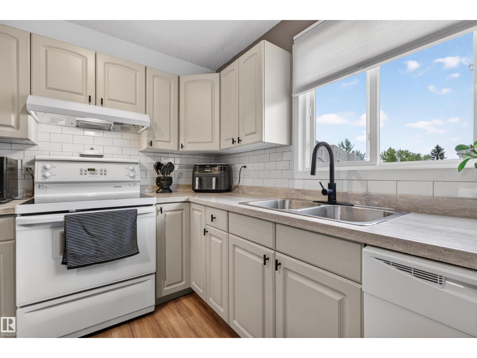 18116 81 AV NW - 6