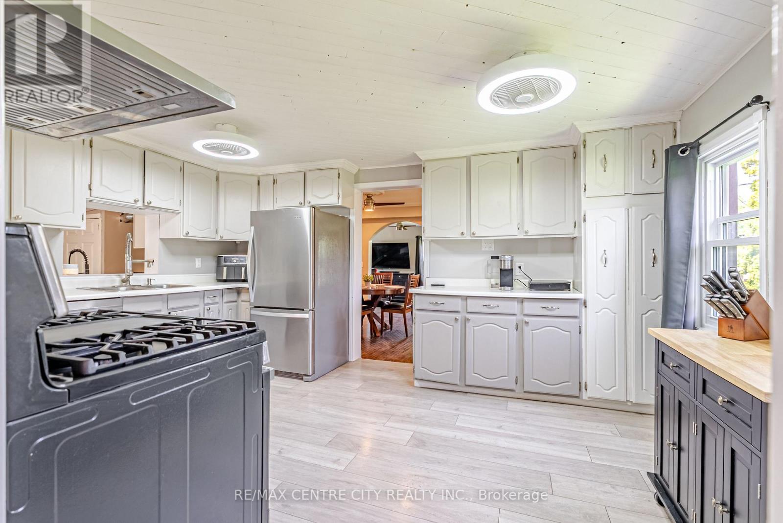 11812 SUPERIOR STREET - 11