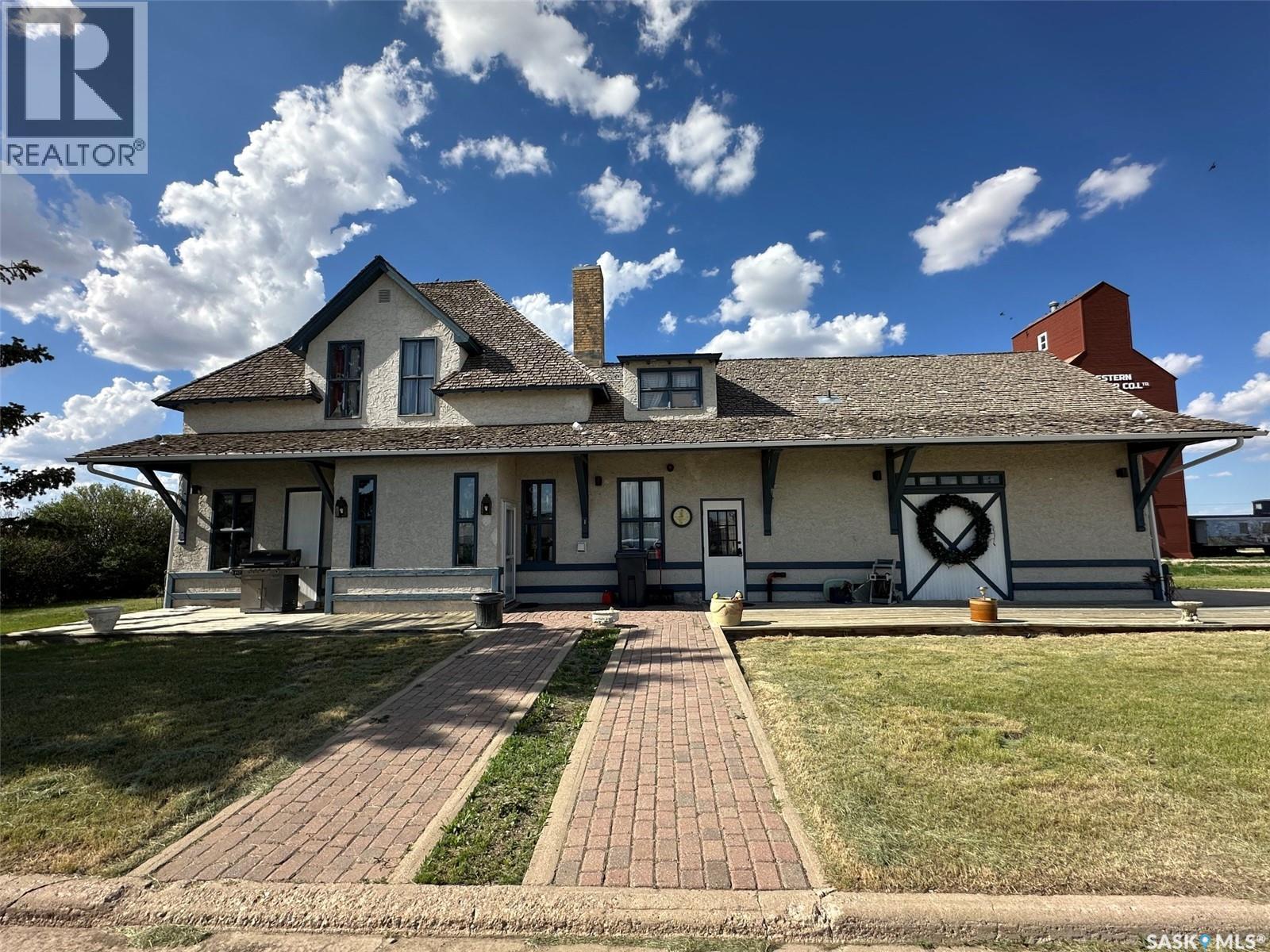 700 Main STREET E - 1