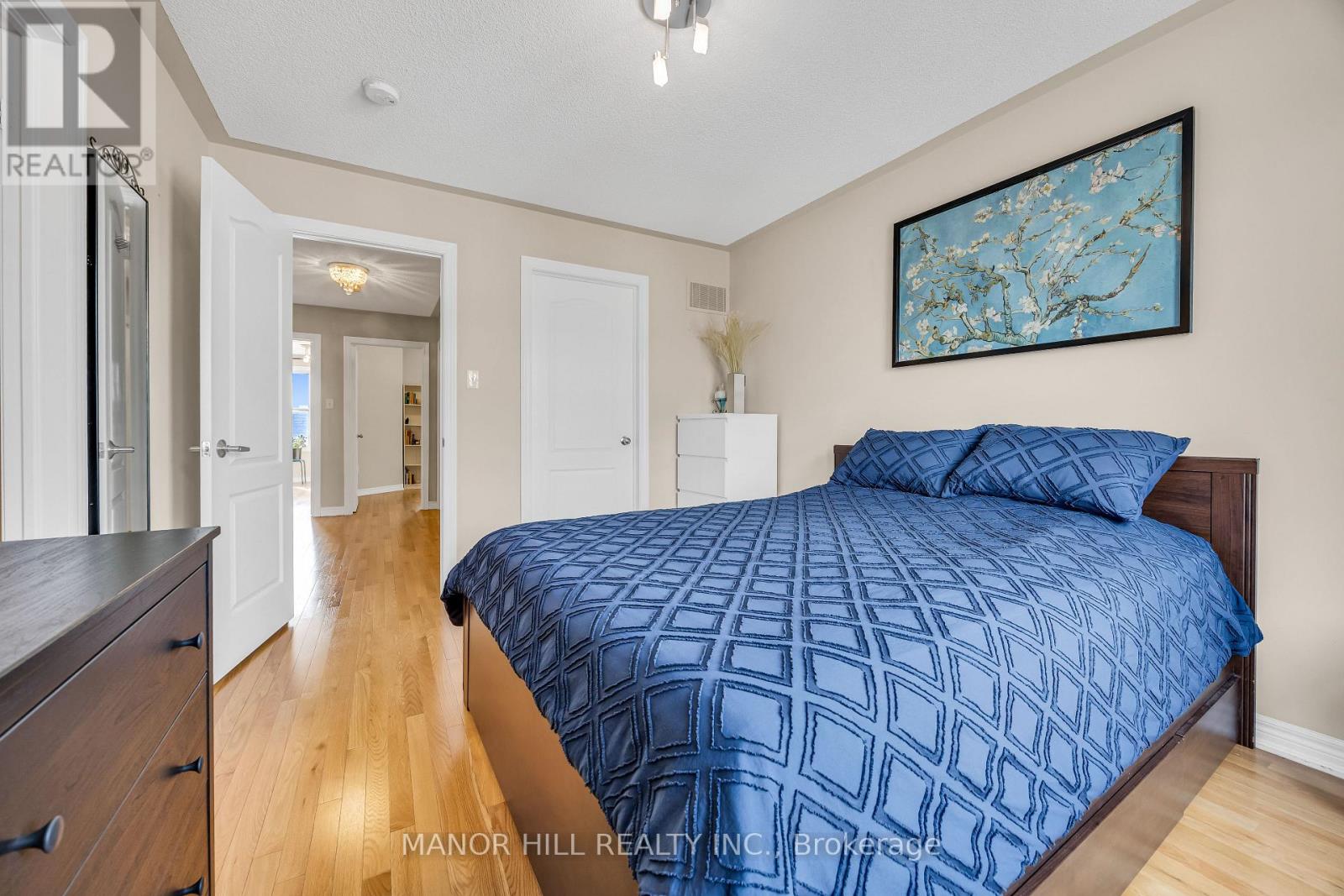 #12 10 PORTER AVENUE W - 22