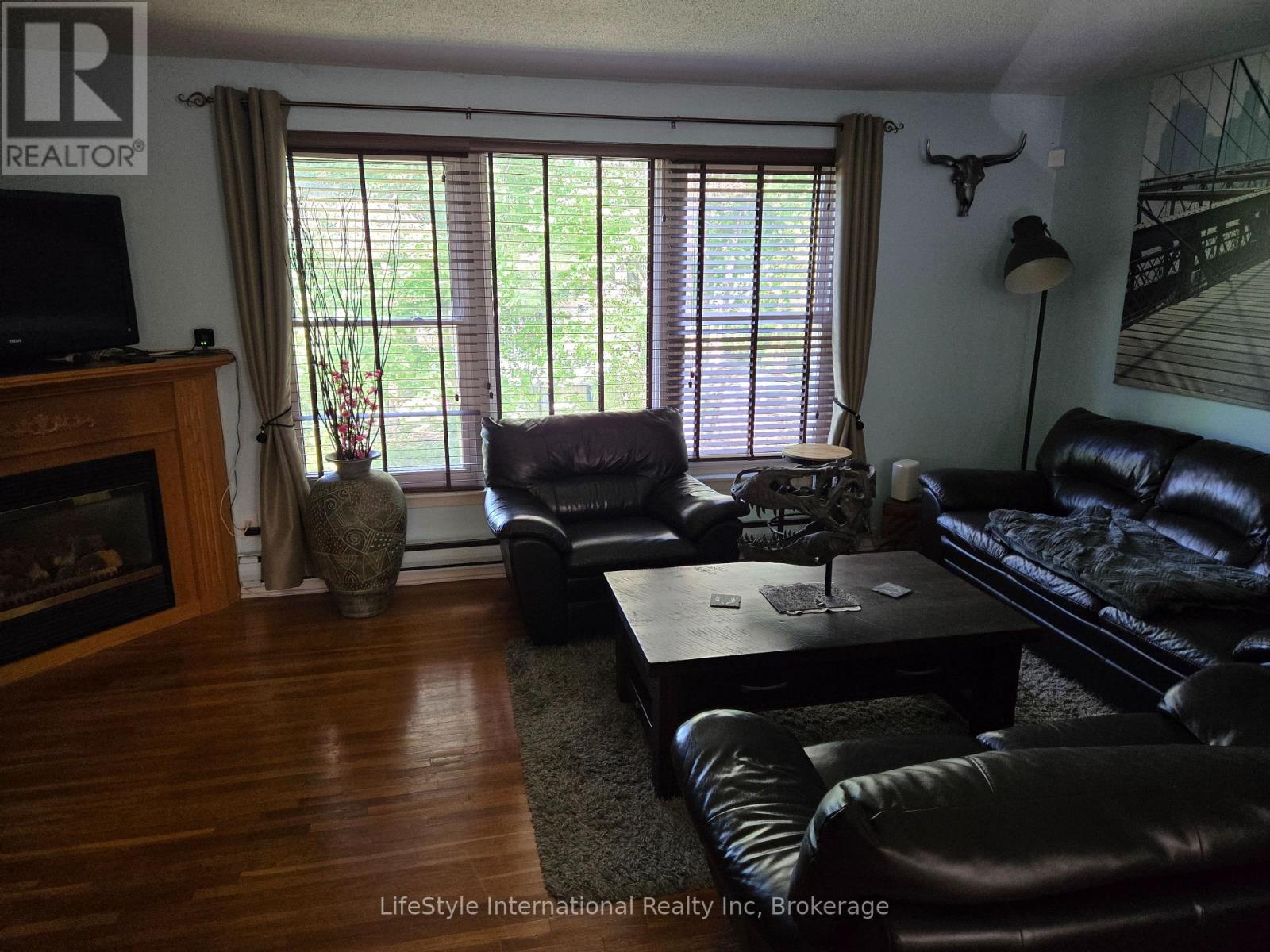 #16 201 SILVERCREEK PARKWAY N - 9