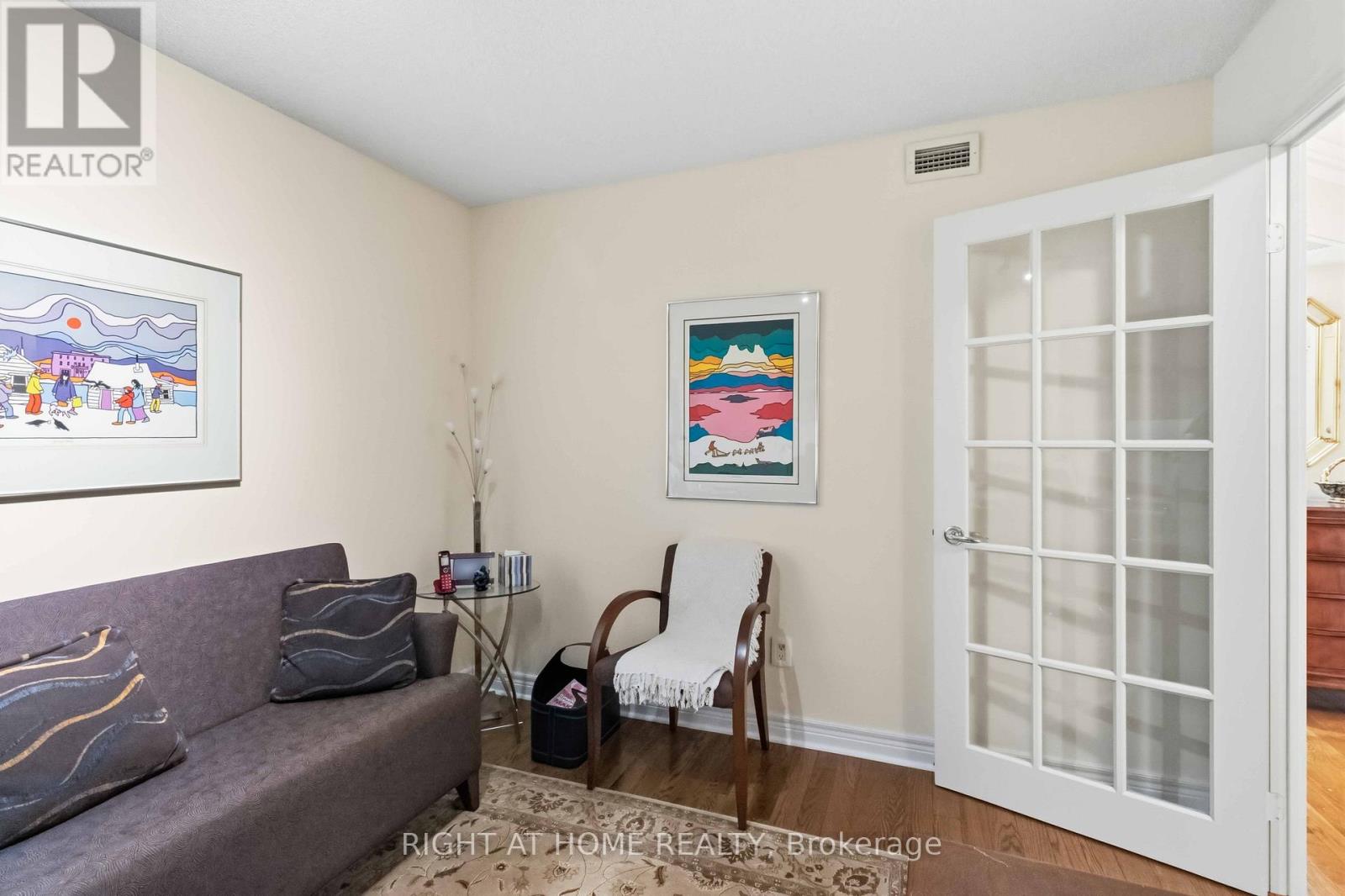 #609 89 SKYMARK DRIVE - 36