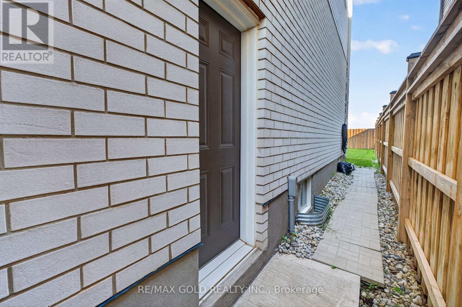 105 ARLINGTON PARKWAY N - 42