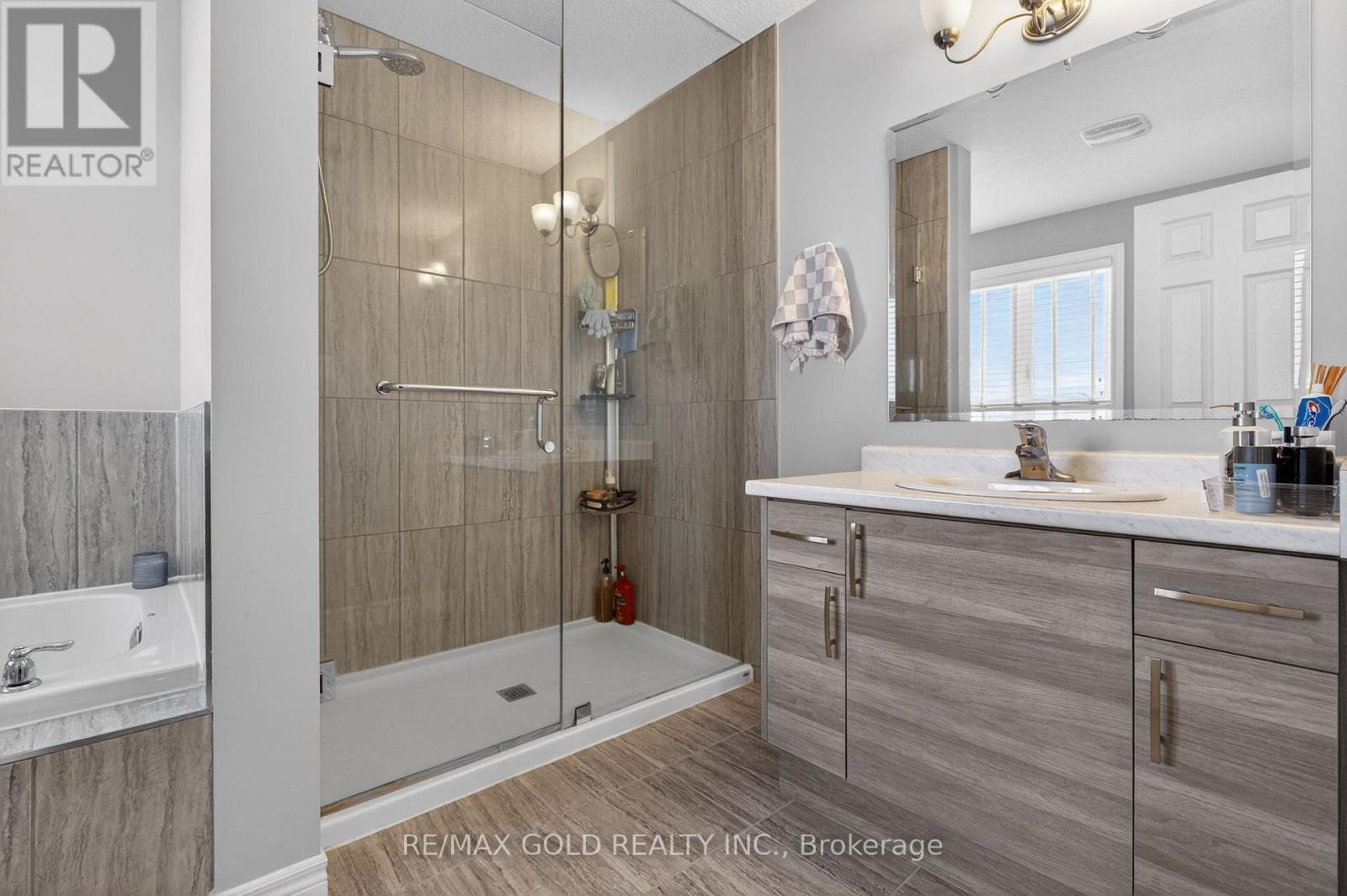 105 ARLINGTON PARKWAY N - 33