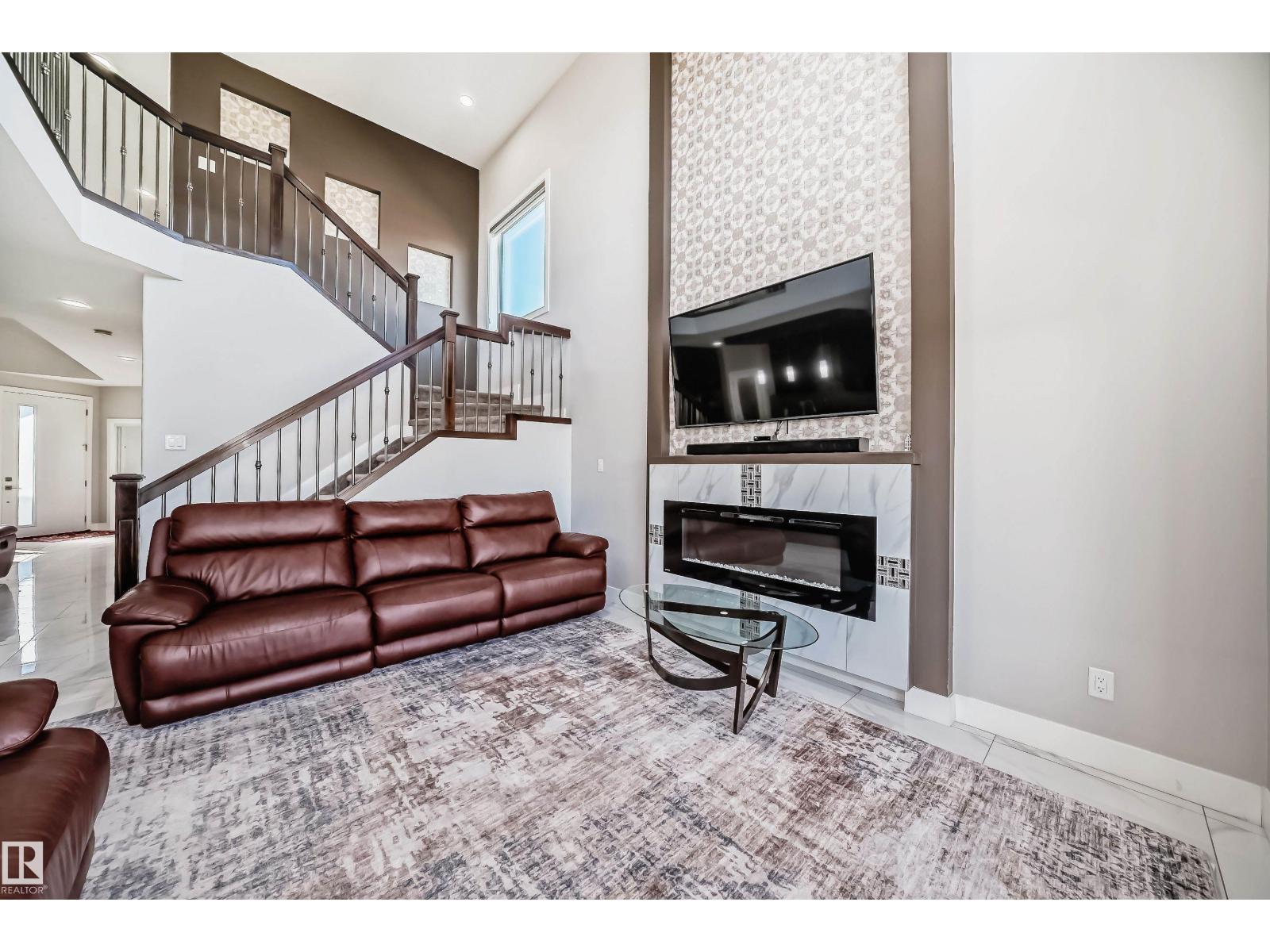 2464 15 AV NW NW - 2