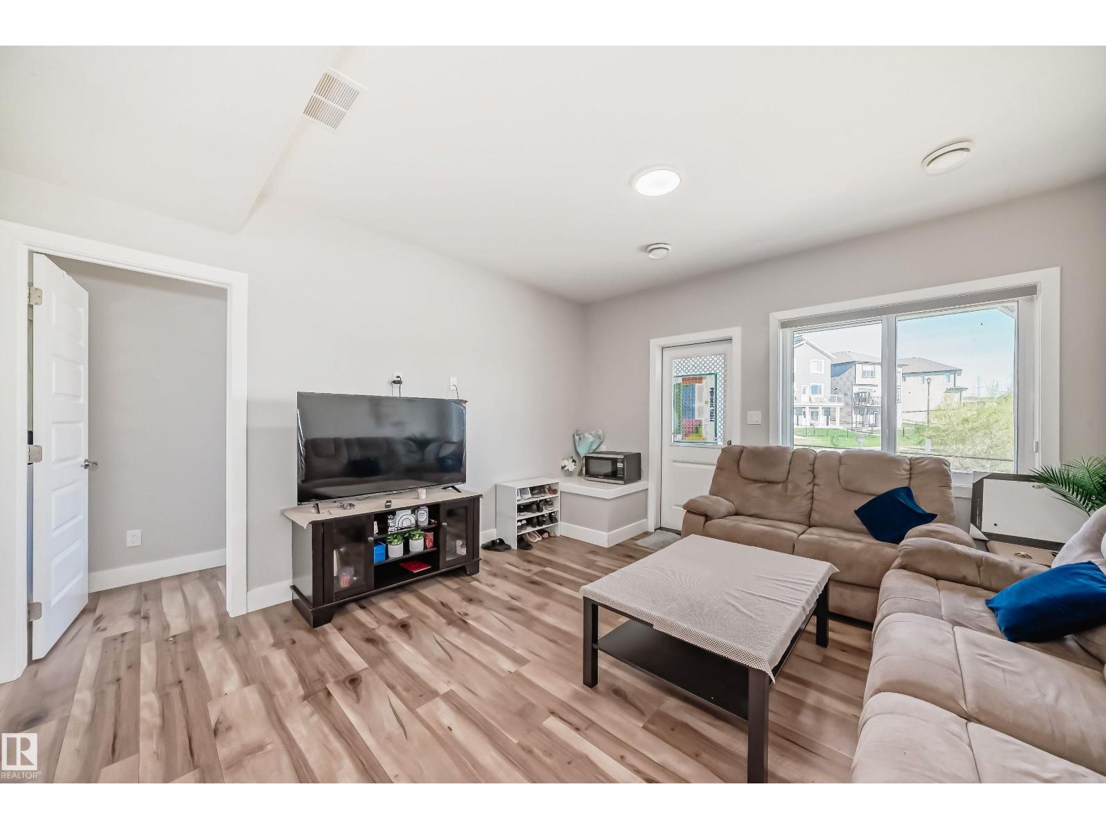 2464 15 AV NW NW - 21