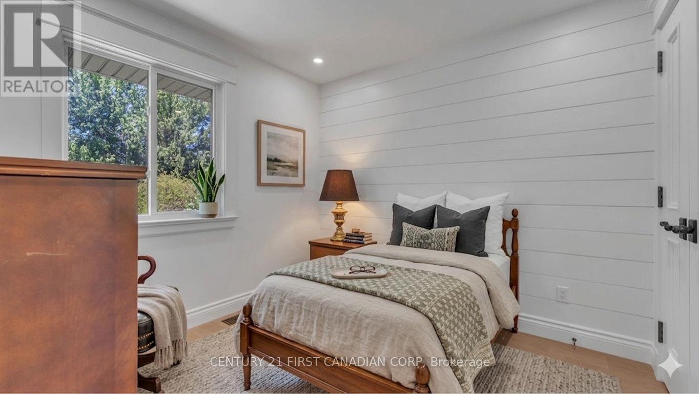 54 LLOYD MANOR CRESCENT - 20