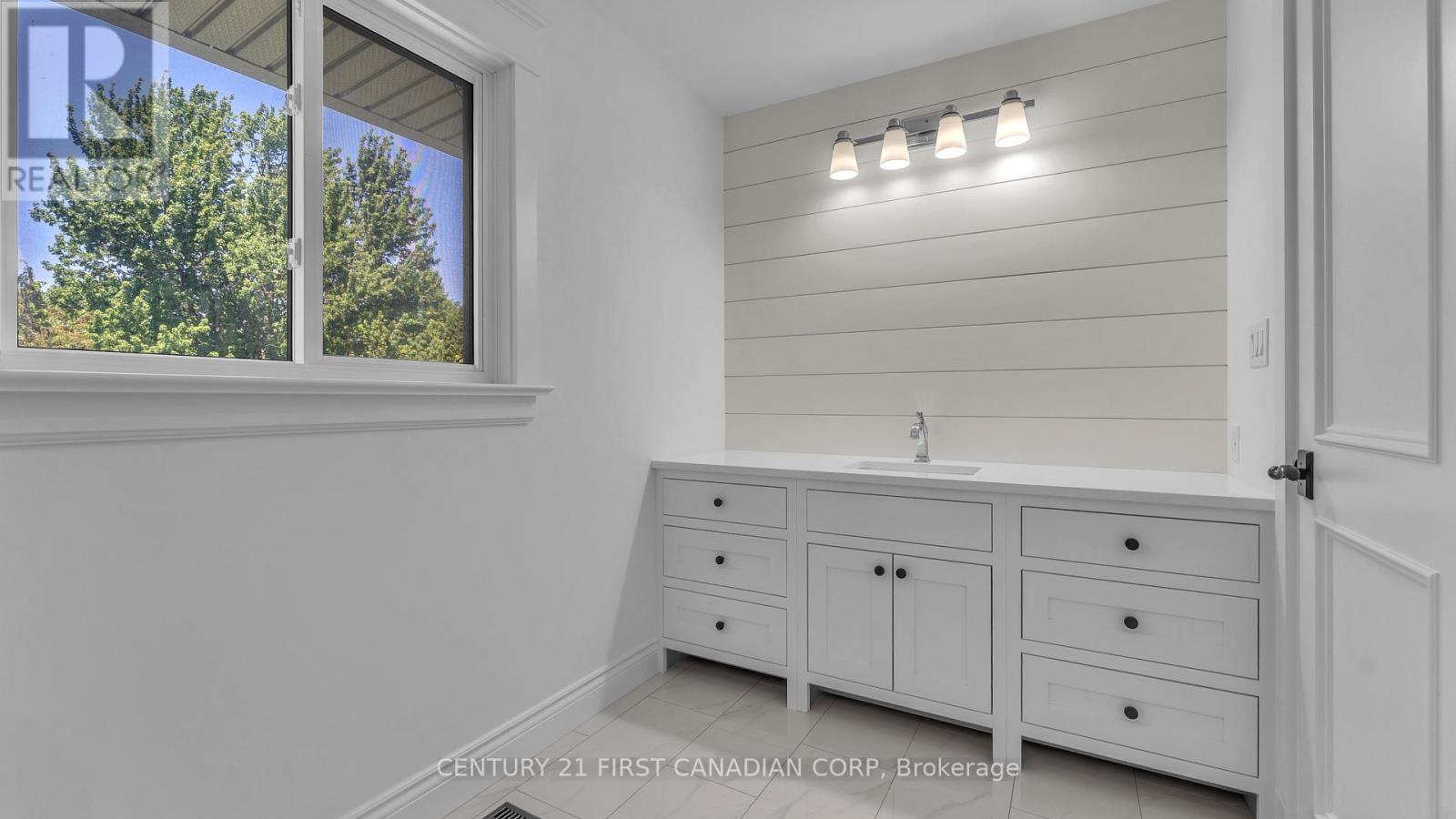 54 LLOYD MANOR CRESCENT - 21