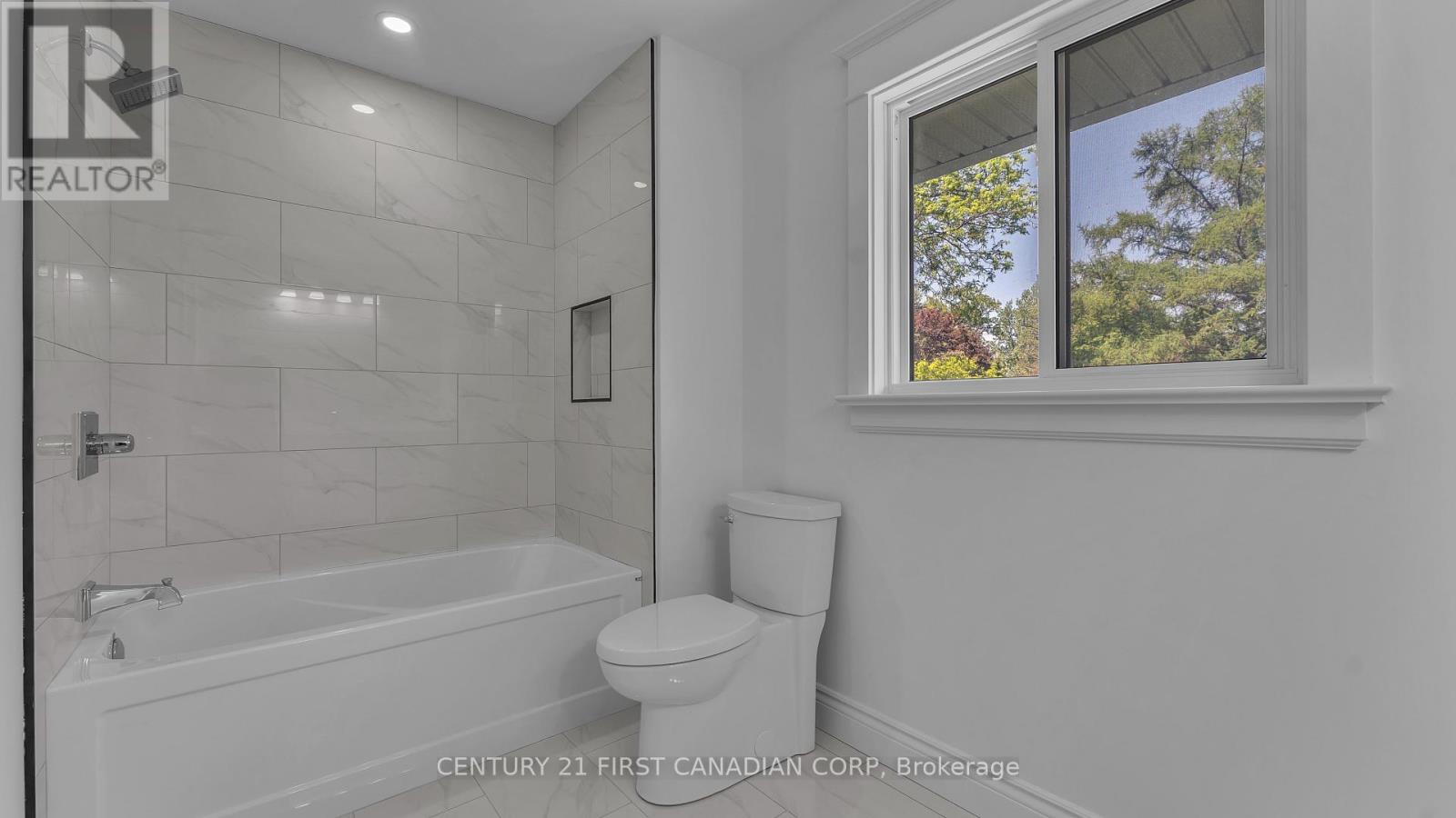 54 LLOYD MANOR CRESCENT - 22