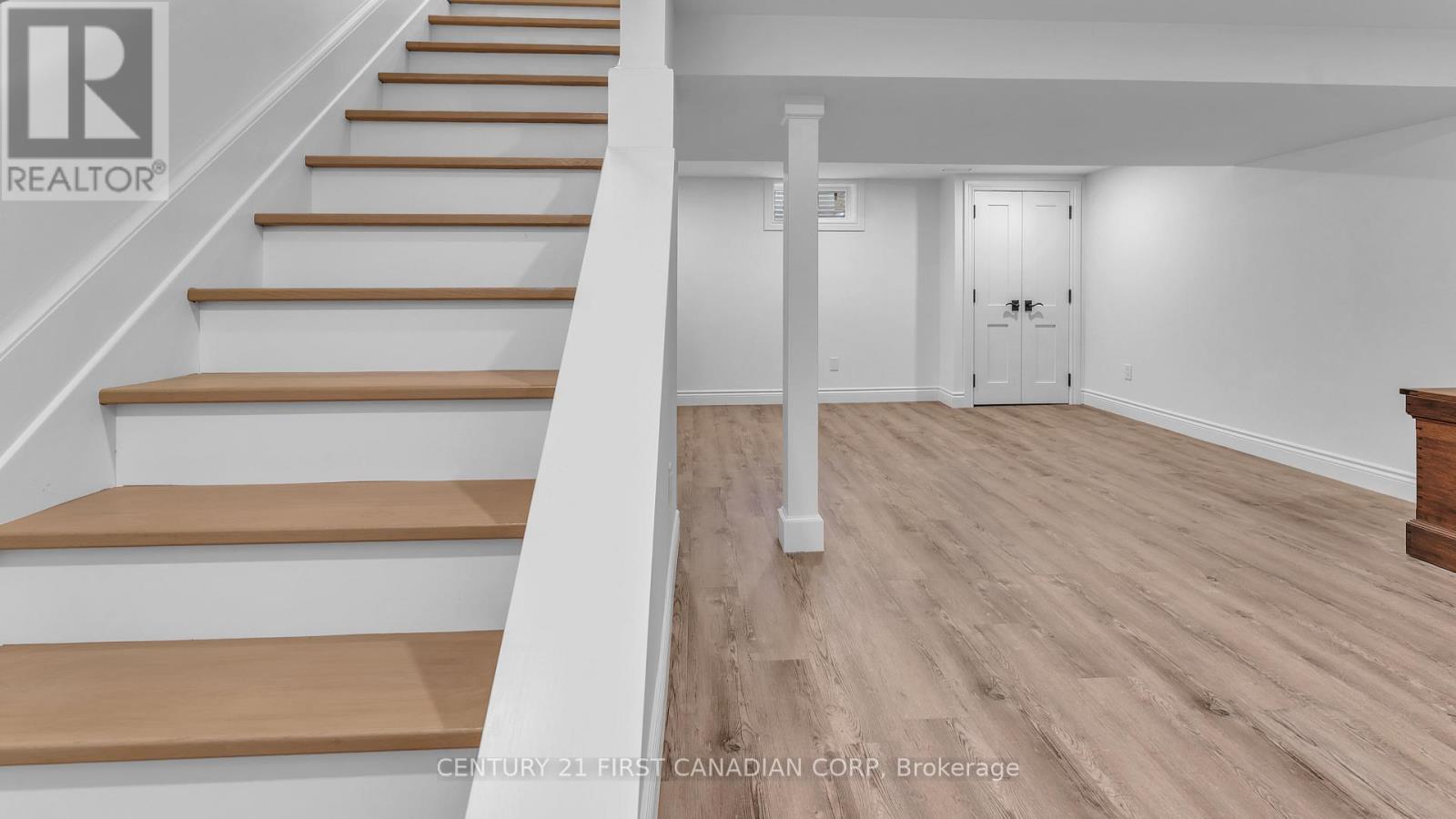 54 LLOYD MANOR CRESCENT - 24