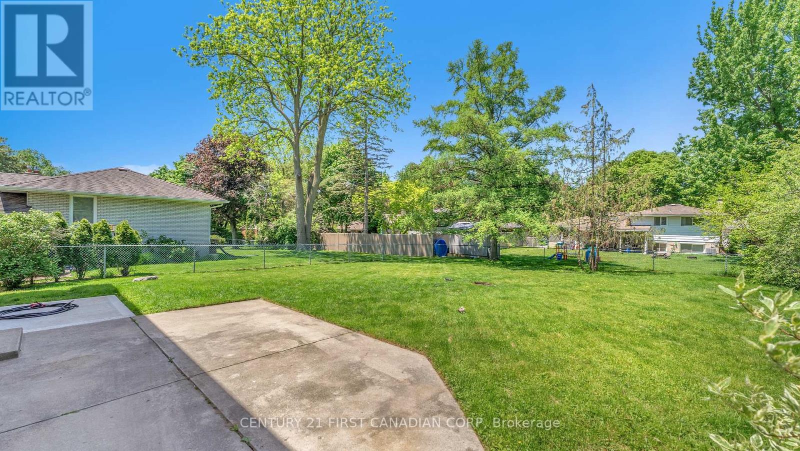 54 LLOYD MANOR CRESCENT - 27