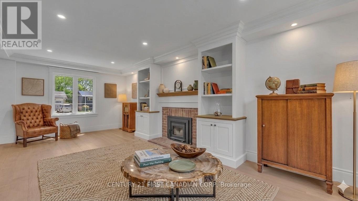 54 LLOYD MANOR CRESCENT - 4