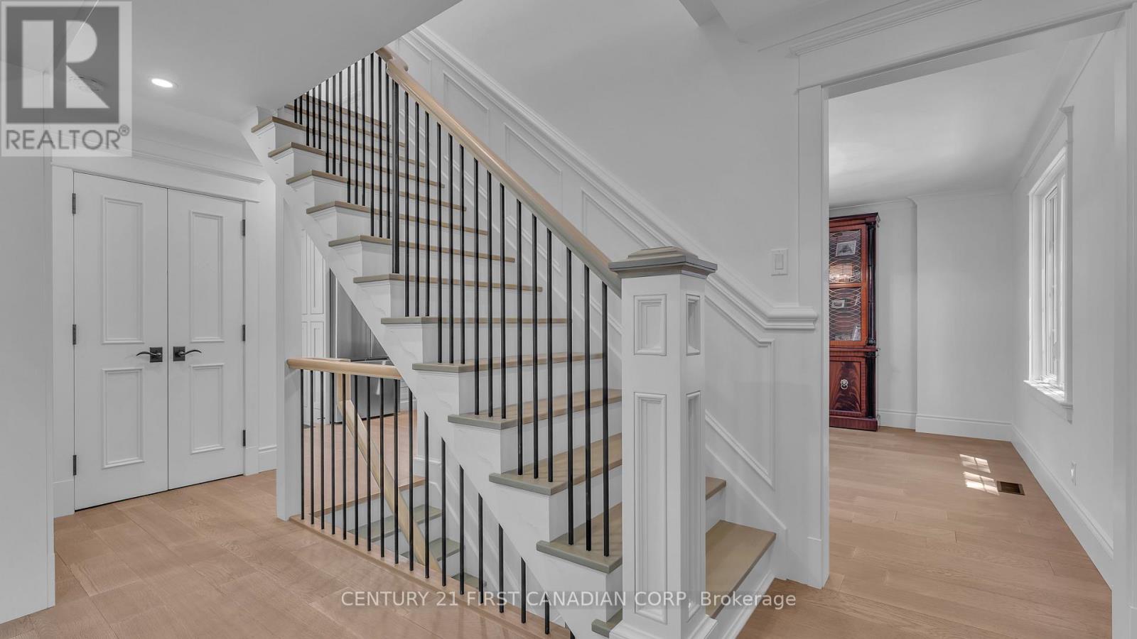54 LLOYD MANOR CRESCENT - 7