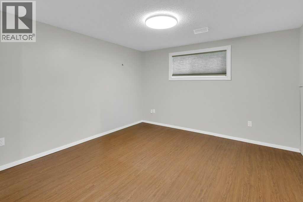 120 Alpine Crescent SE - 16