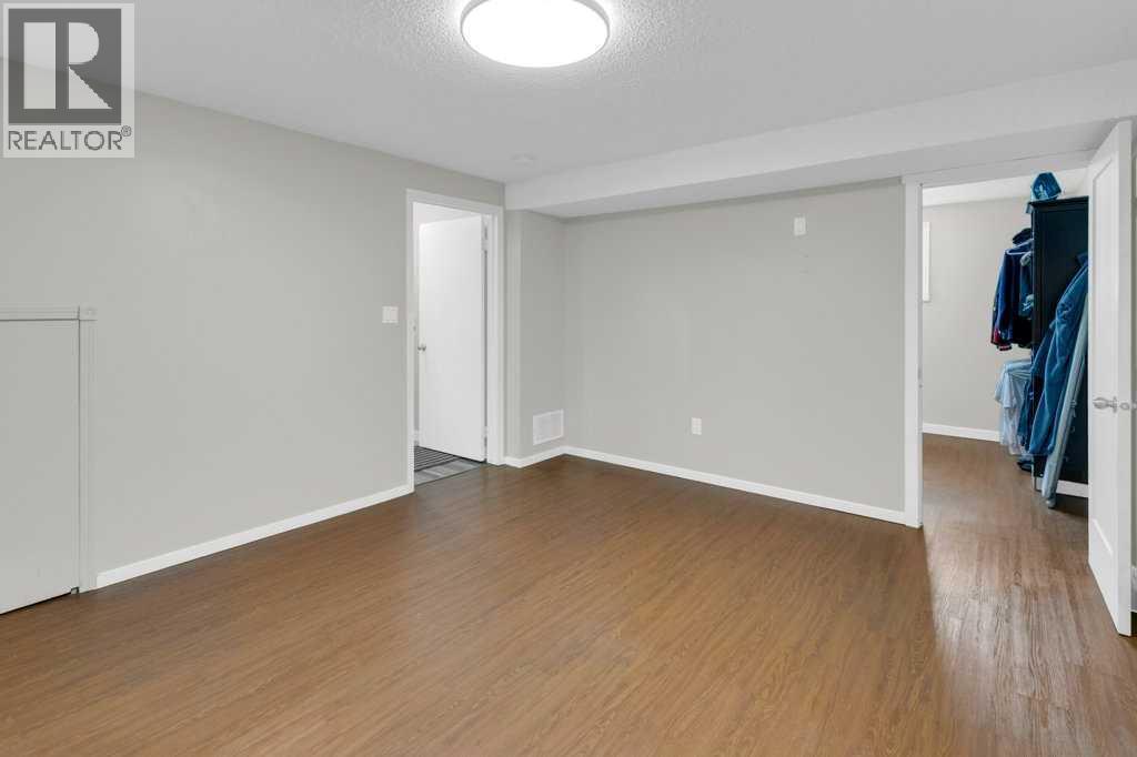 120 Alpine Crescent SE - 17