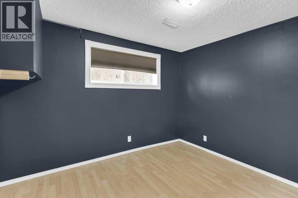 120 Alpine Crescent SE - 20