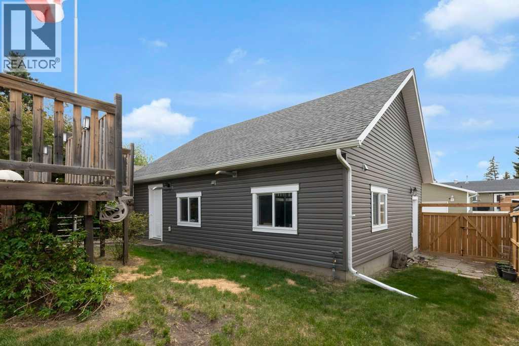 120 Alpine Crescent SE - 26