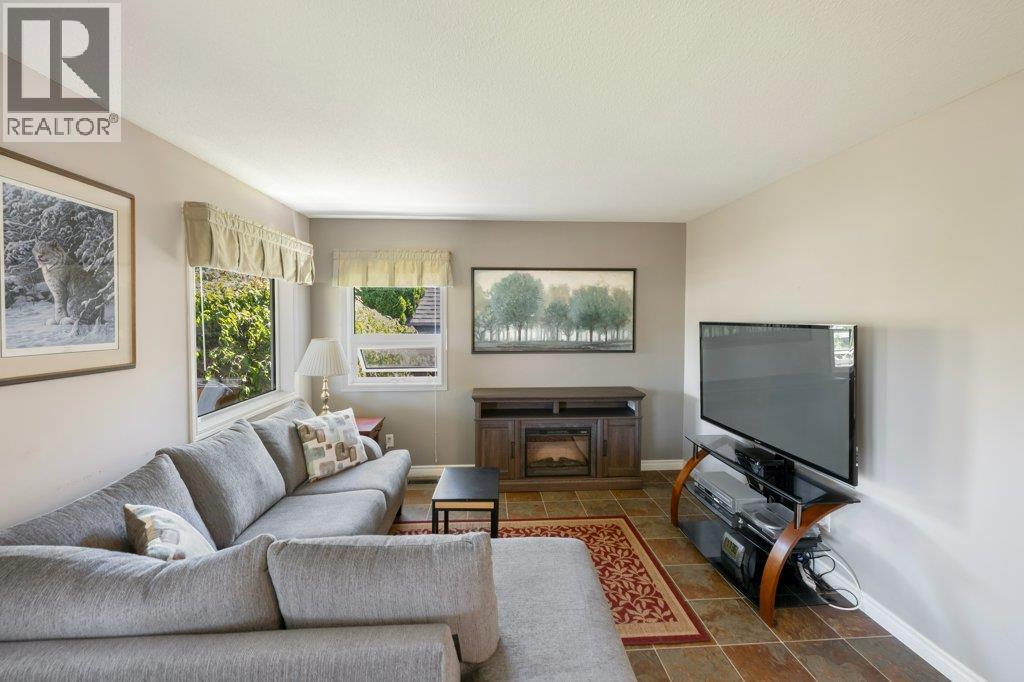 810 Merlot Avenue, Oliver