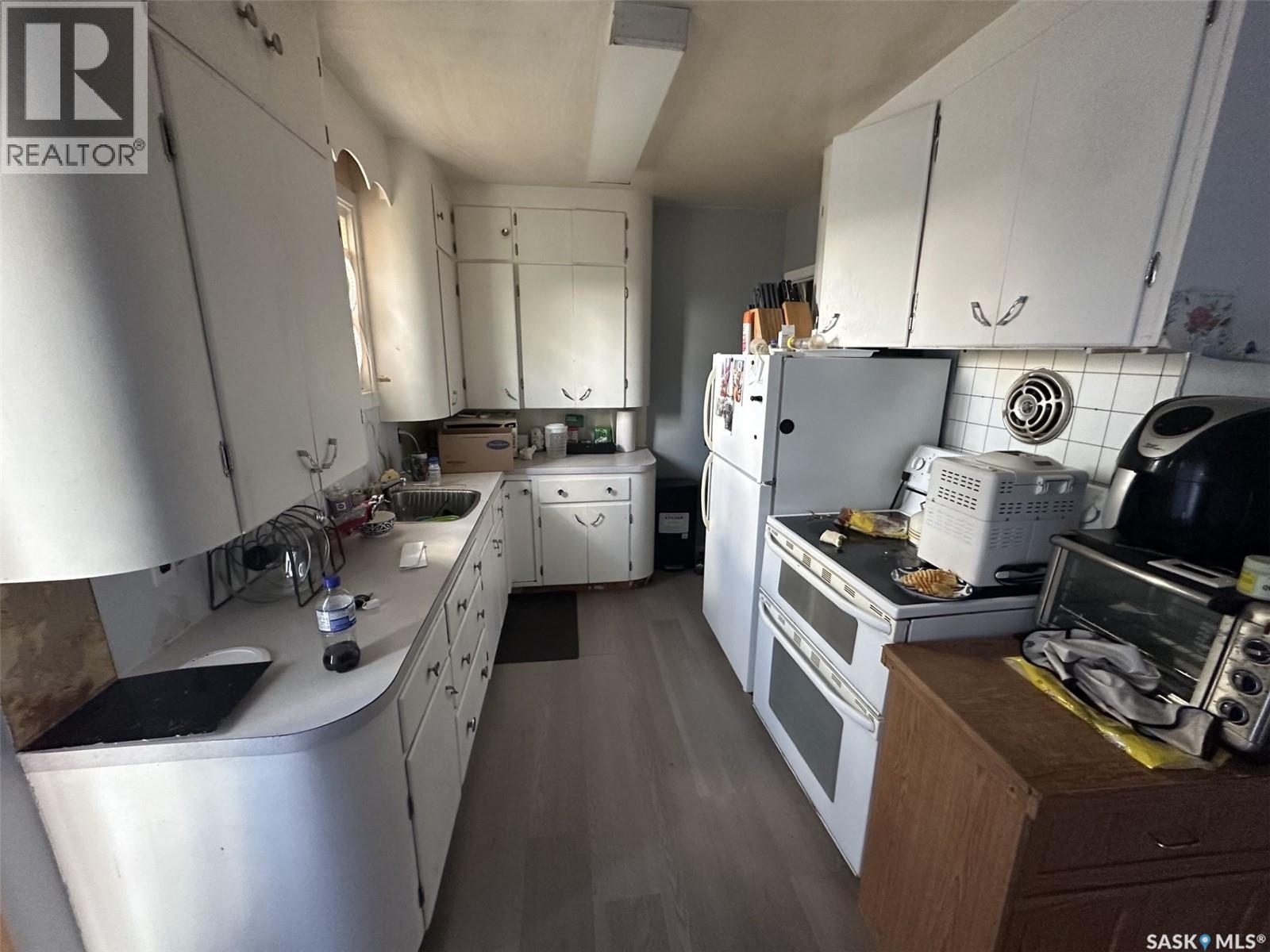 211 2nd STREET E - 2
