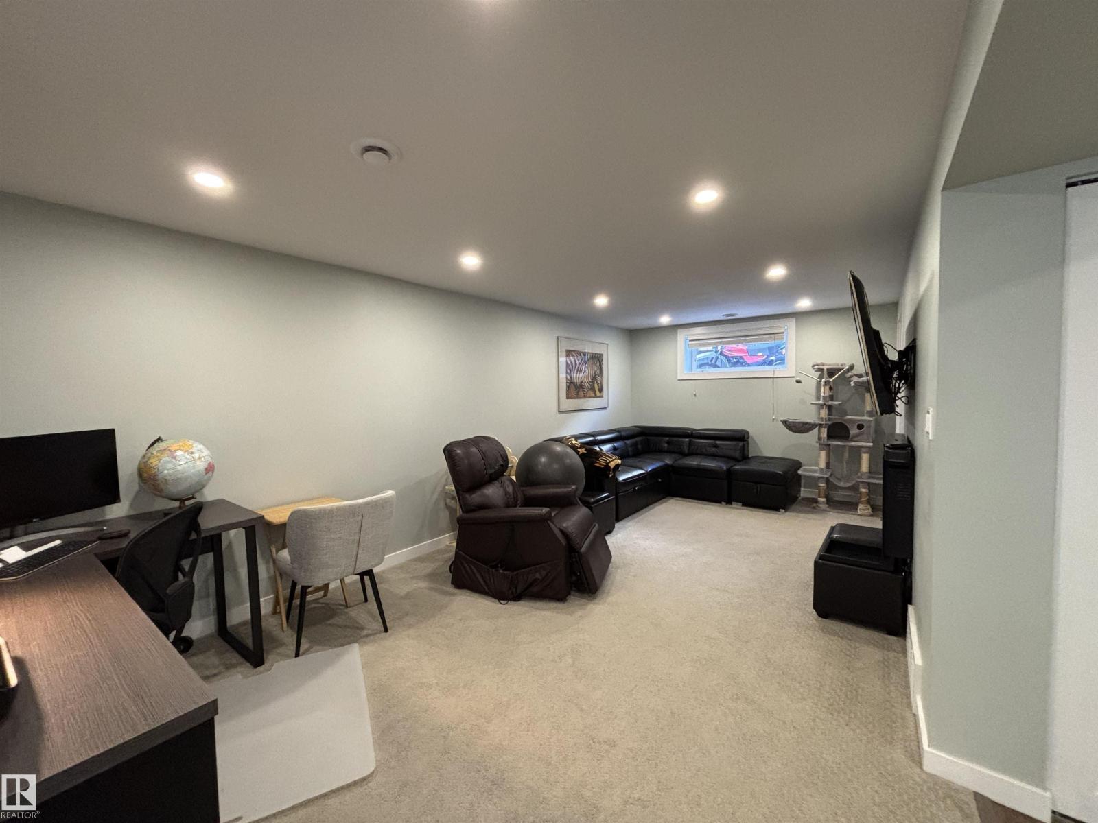21 ELIZABETH DR - 25