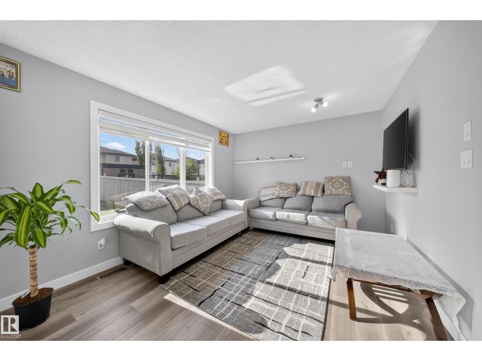 3752 12 ST NW - 8