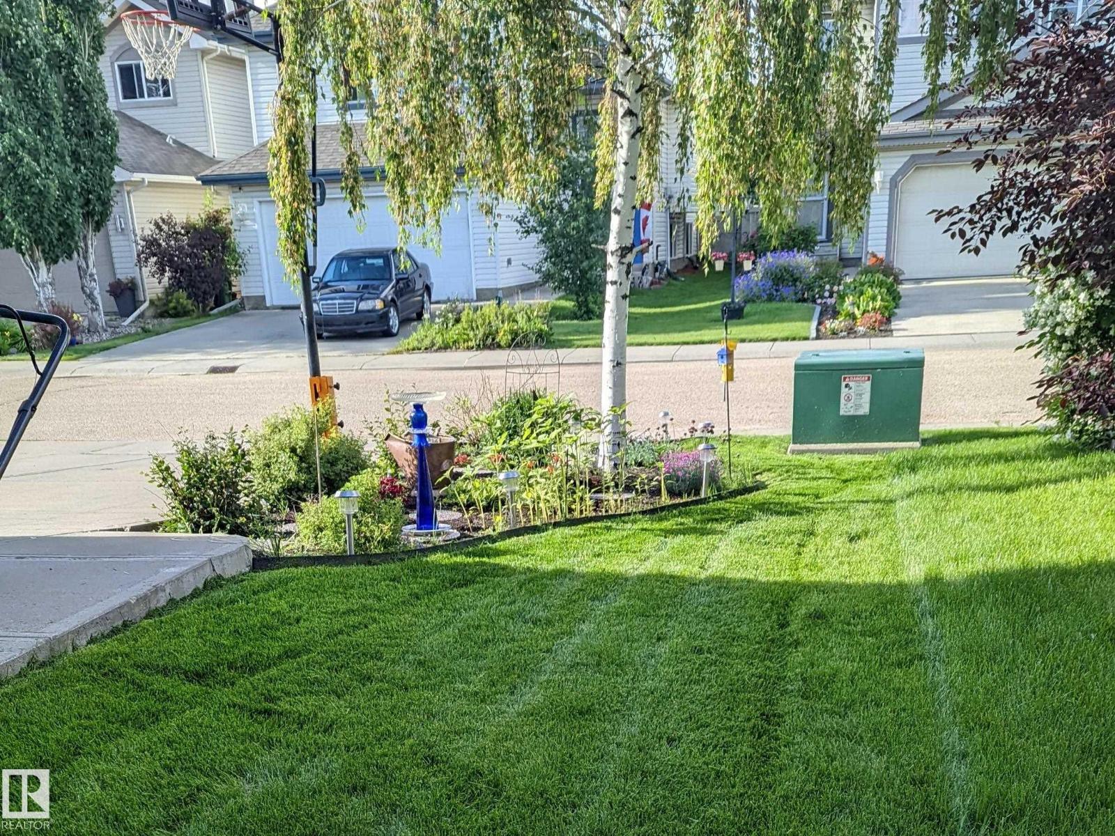 8915 7 AV SW — photo 54