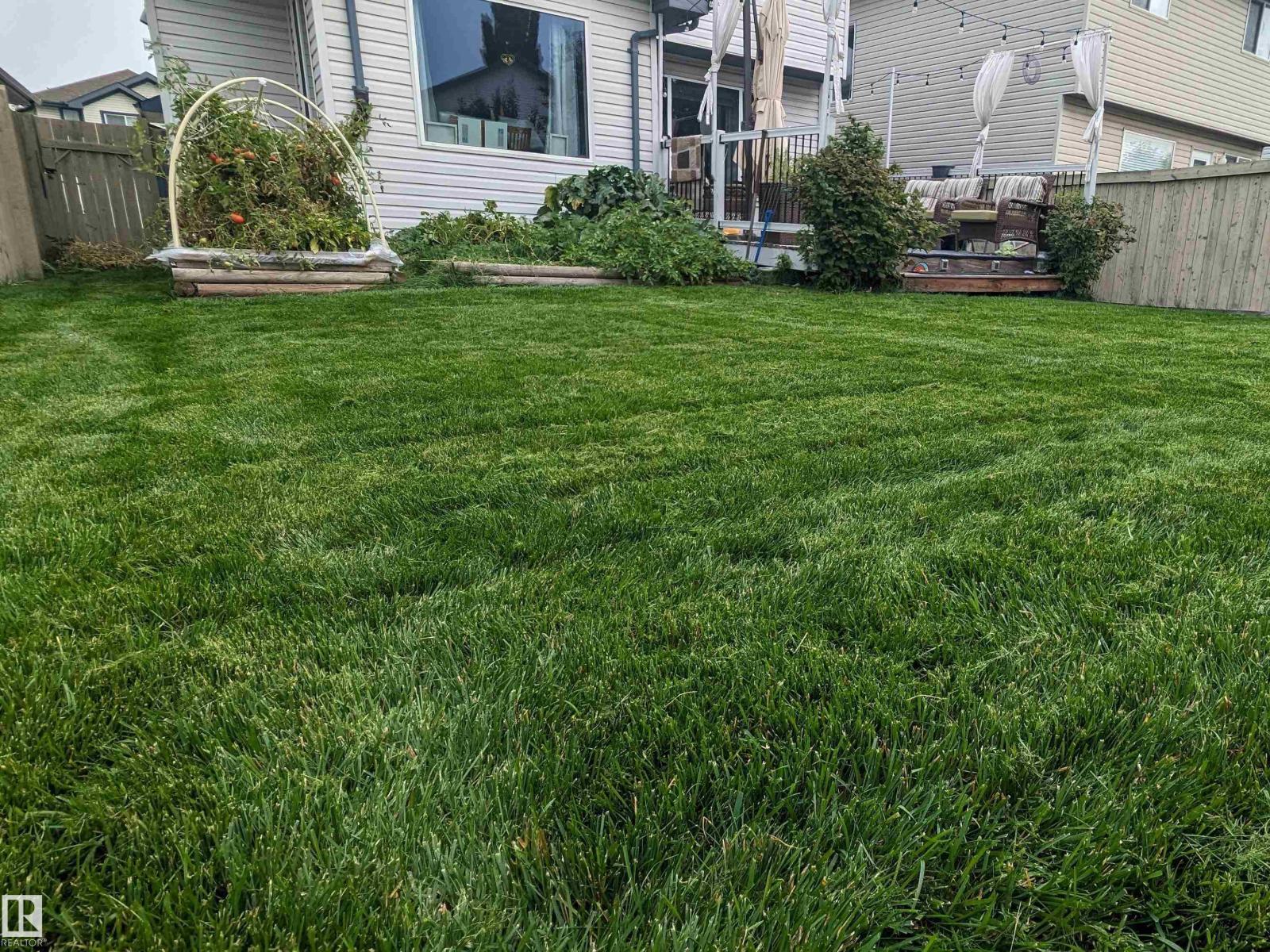 8915 7 AV SW — photo 57