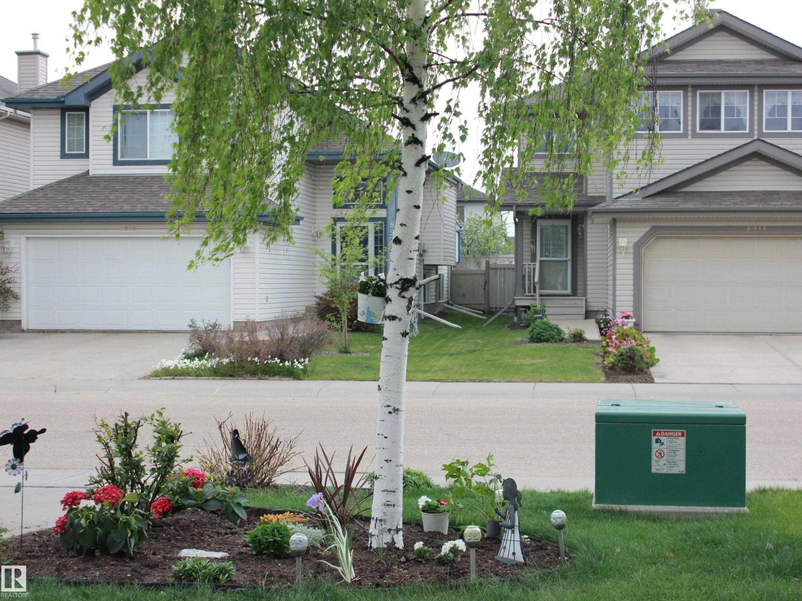8915 7 AV SW — photo 53