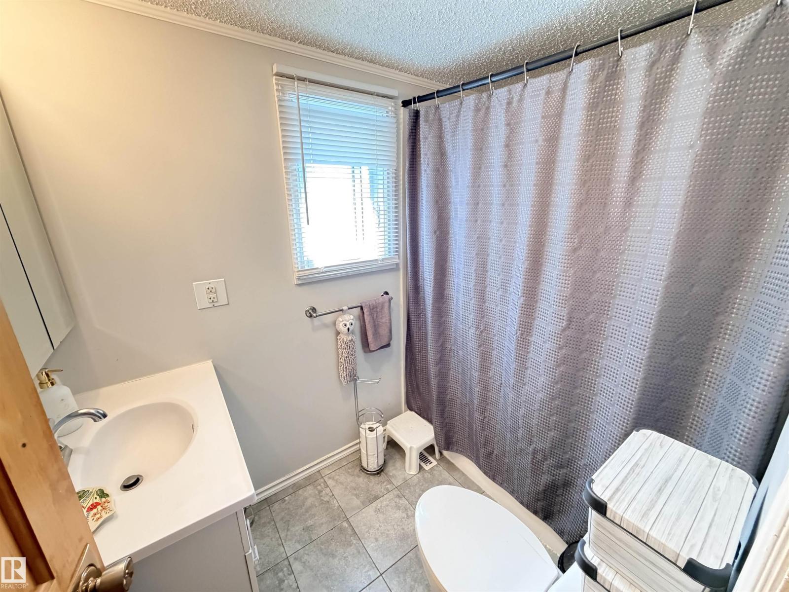 4823 49 ST - 40