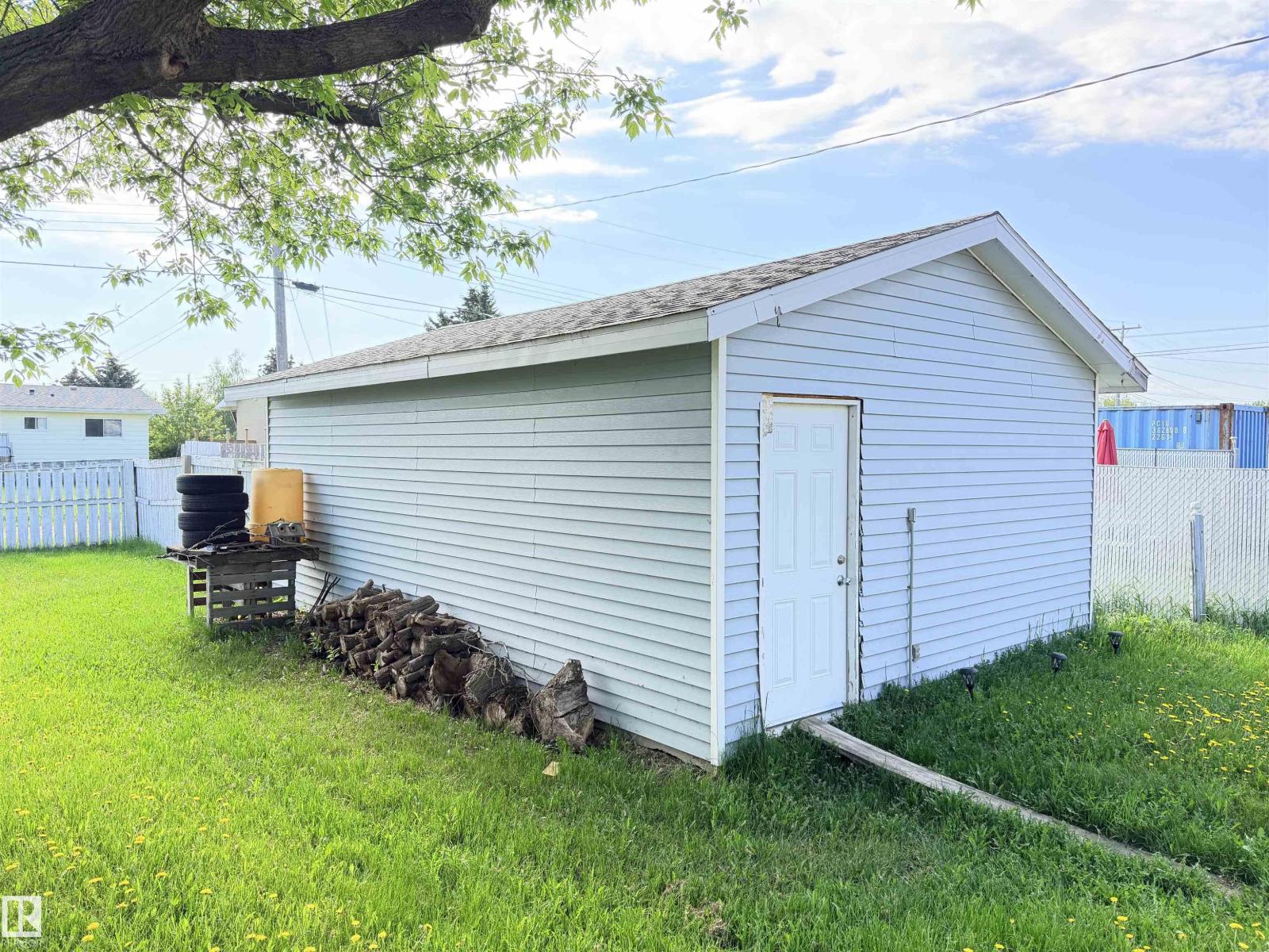 4823 49 ST - 9