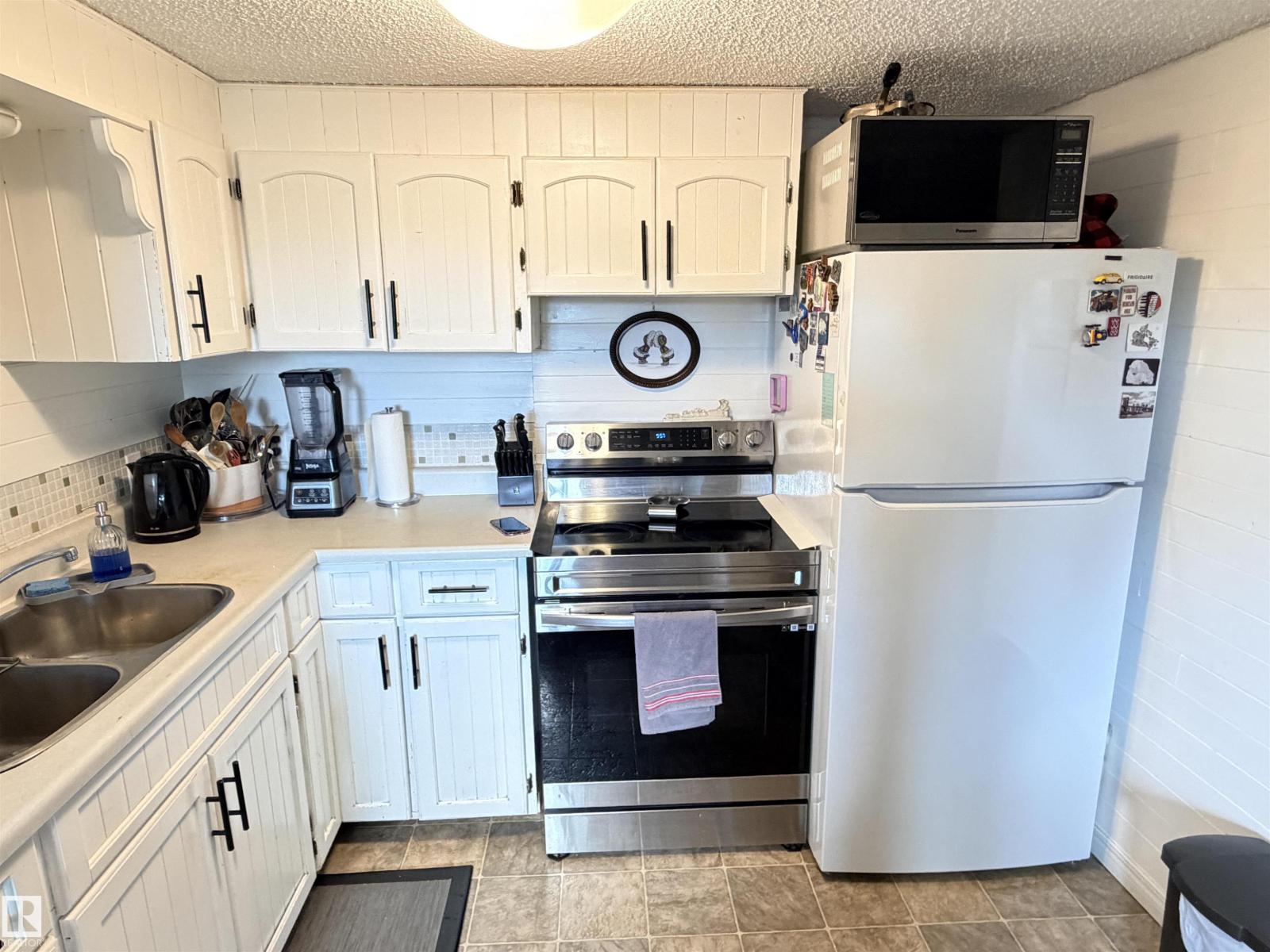 4823 49 ST - 22