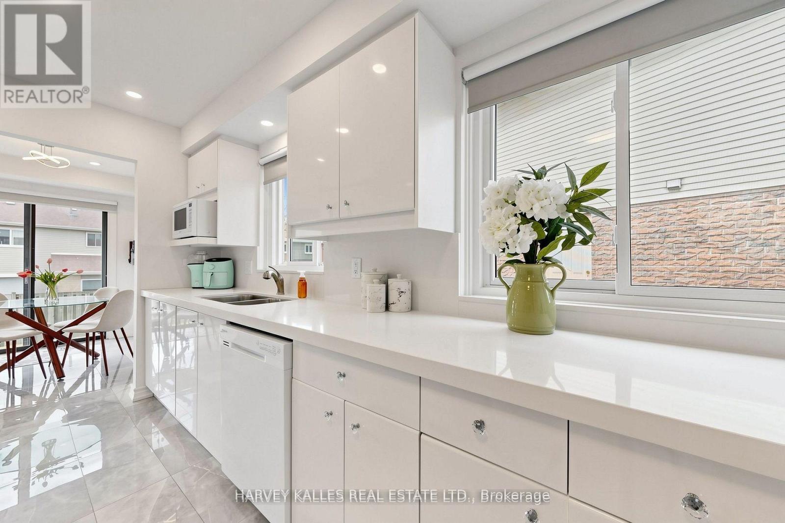 197 LISA CRESCENT - 7