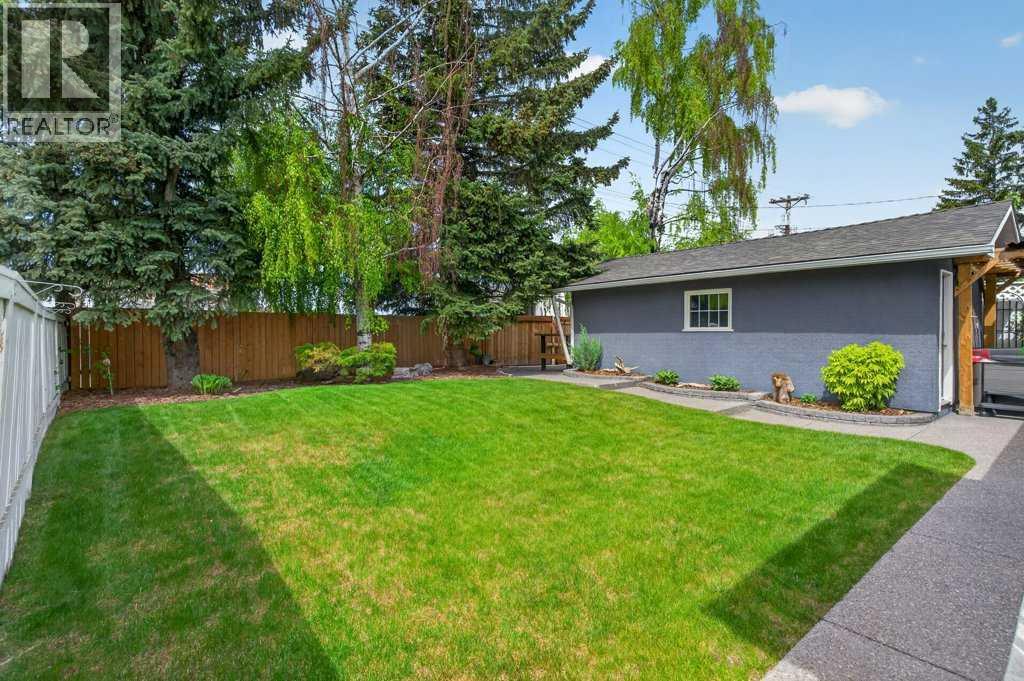 425 Woodland Crescent SE