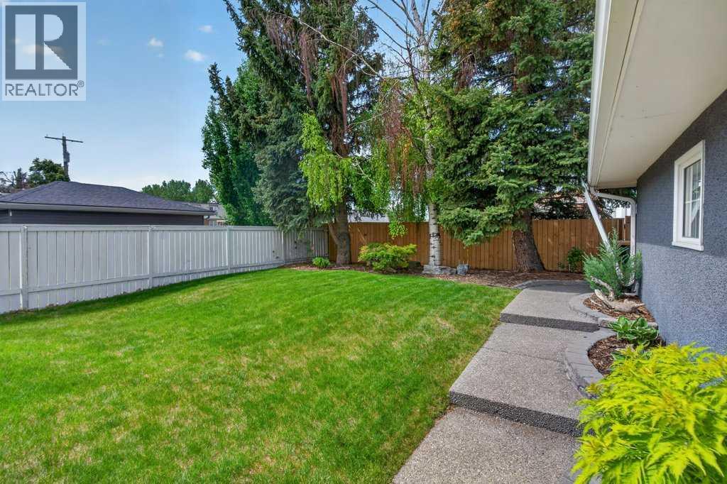 425 Woodland Crescent SE - 38