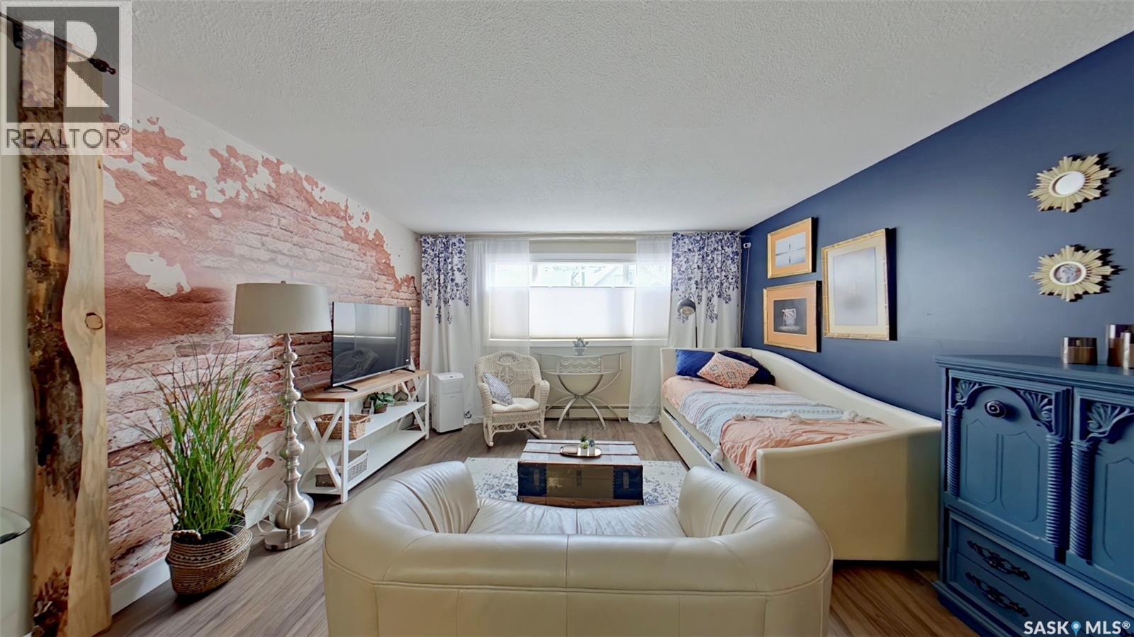 #2 2358 Rae STREET - 4