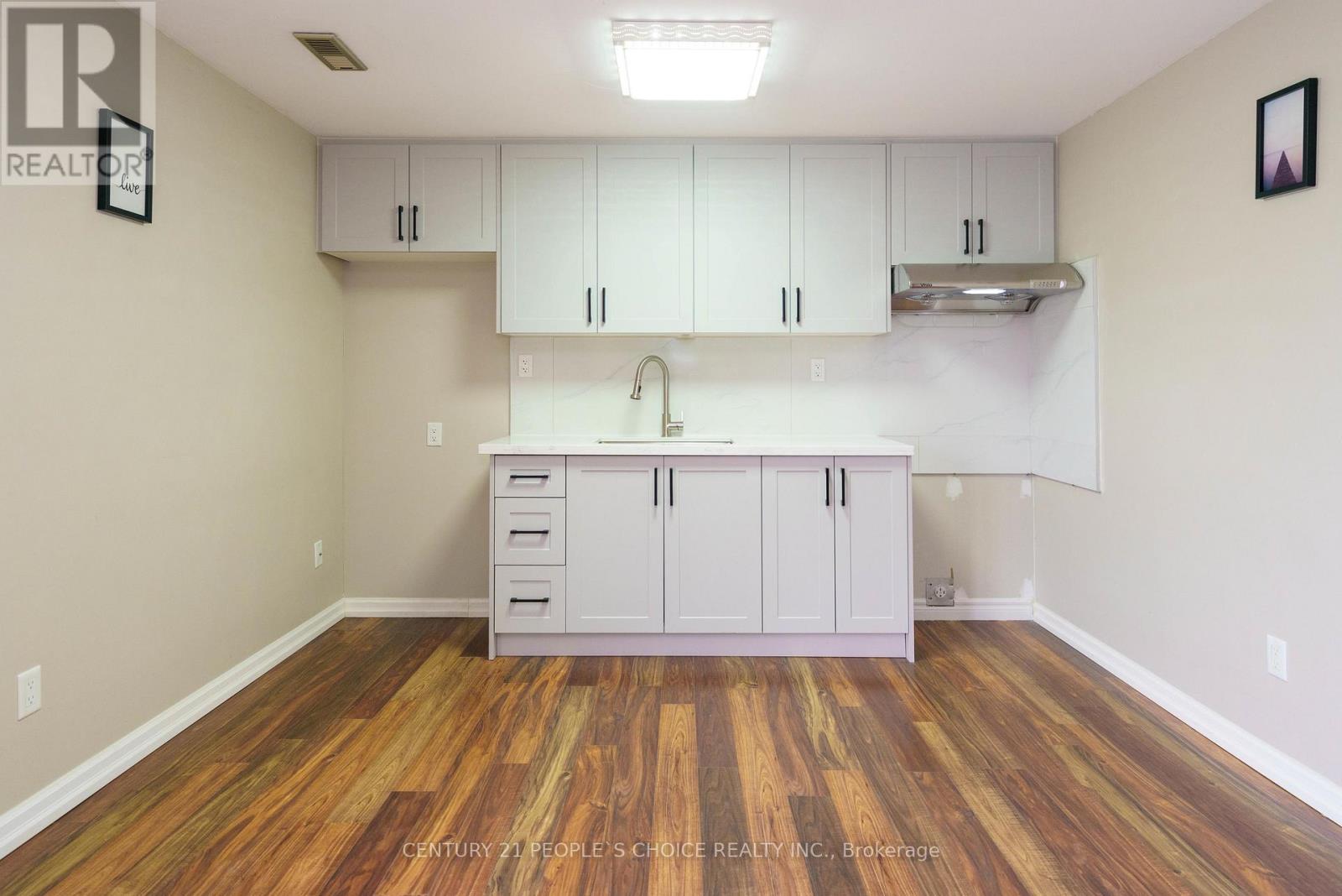 4 HISCOX COURT - 44